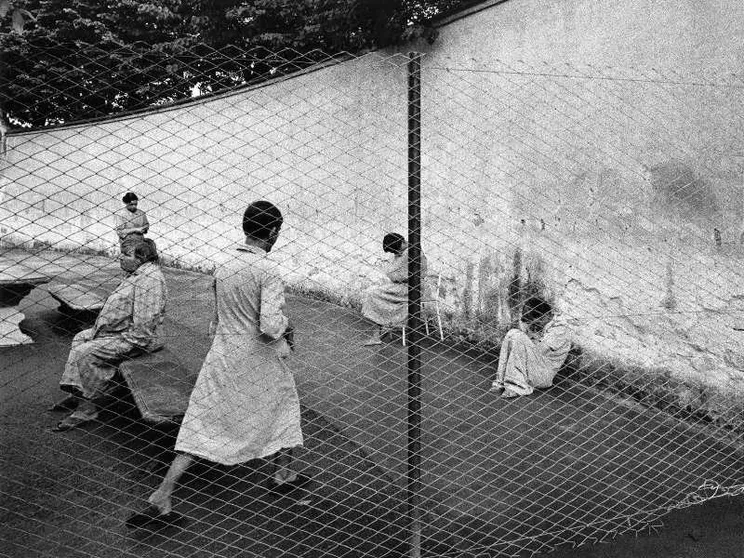“Morire di classe”, le foto di Cerati e Berengo Gardin alla Sapienza. Una storia che interpella il disagio di oggi