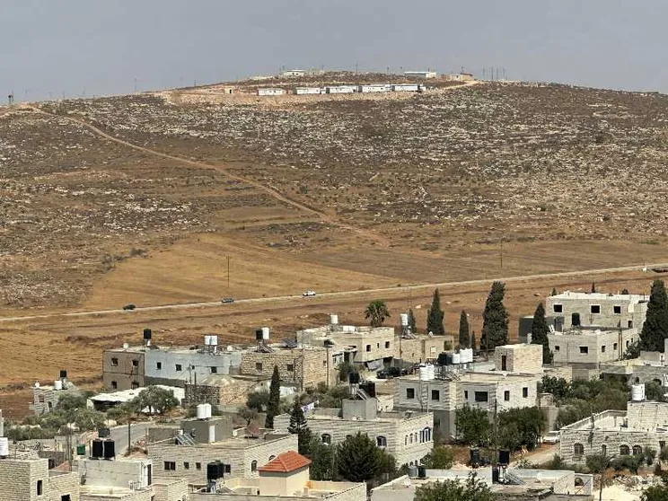 C'è un villaggio palestinese due volte in ostaggio. Dei coloni e dell'esercito israeliano