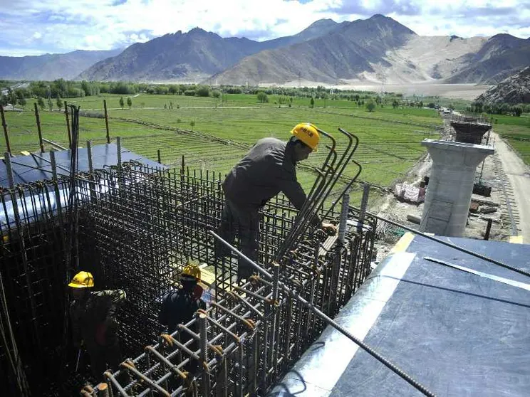 I lavori per la nuova linea ferroviaria nella contea di Qushui, nella zona rurale di Lhasa, in Tibet