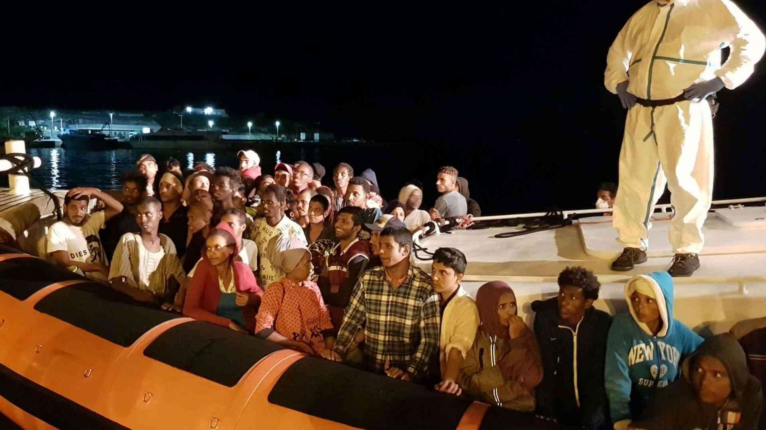Settanta migranti approdati a Lampedusa: la lunga notte dei soccorsi
