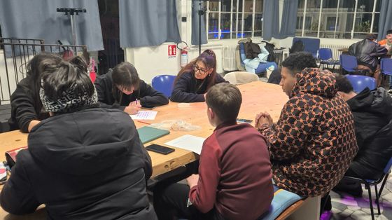 Un momento di confronto tra i ragazzi durante i laboratori di scrittura con il rap organizzati allo Spazio Nòva di Novara