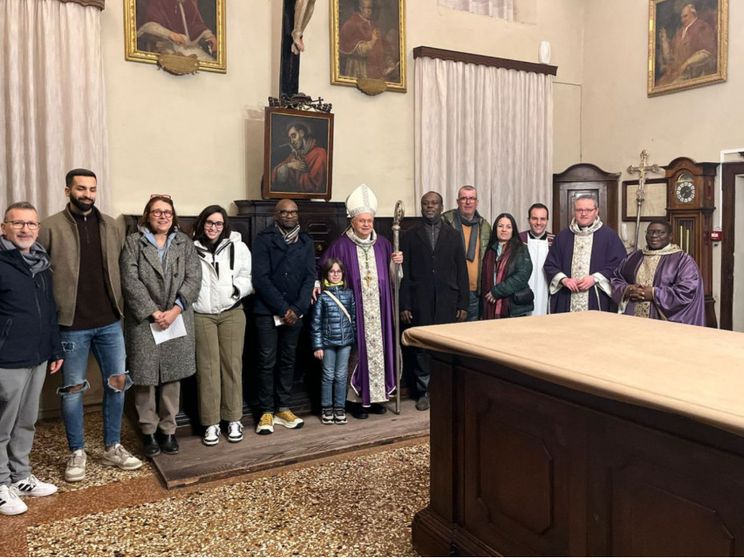 I catecumeni assieme al vescovo di Faenza-Modigliana, Mario Toso. Emily è la quarta da sinistra