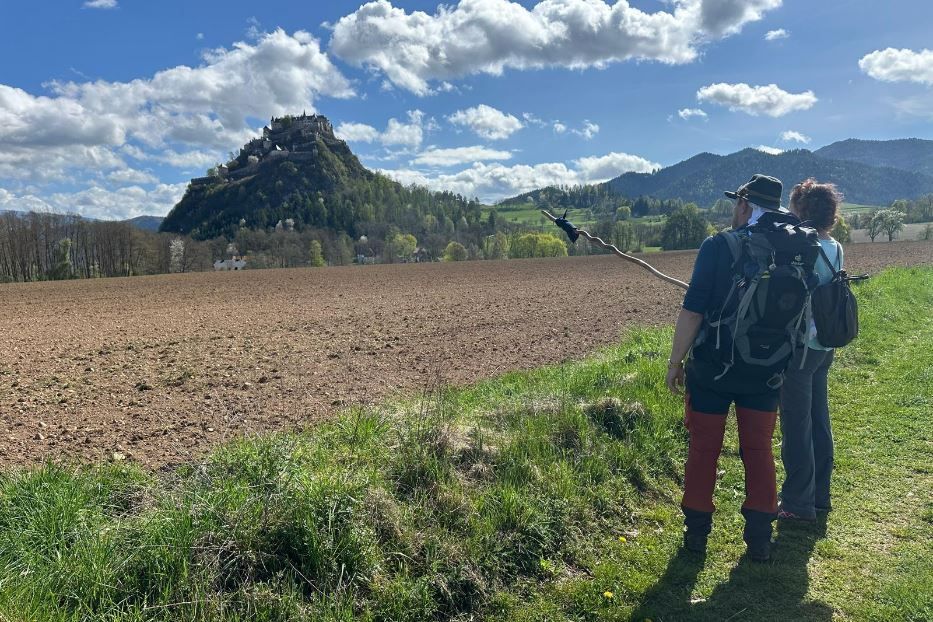 Due pellegrini, Petra e Christian, davanti a Hochosterwitz, il castello più famoso della Carinzia