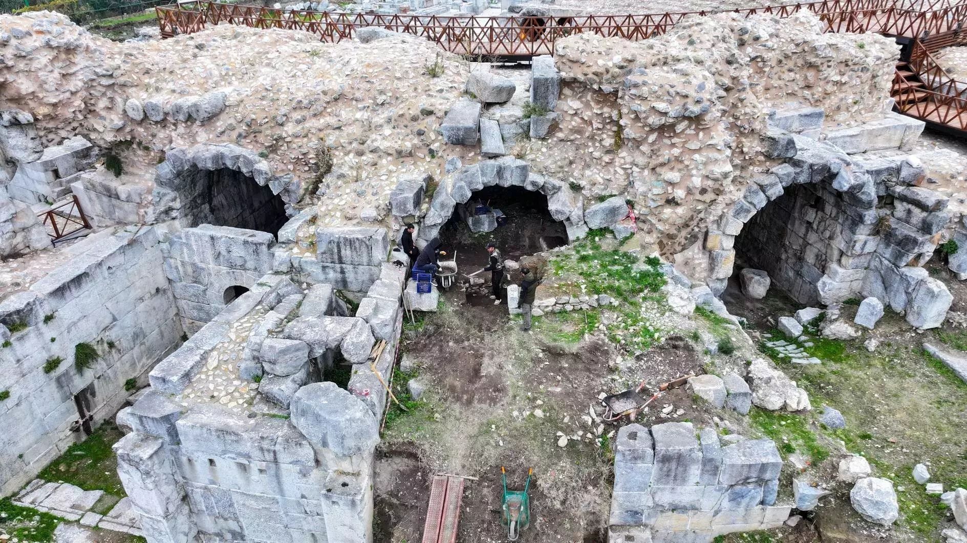 Reperti del teatro romano dove è venuta alla luce l’affresco di Maria con il Bambino