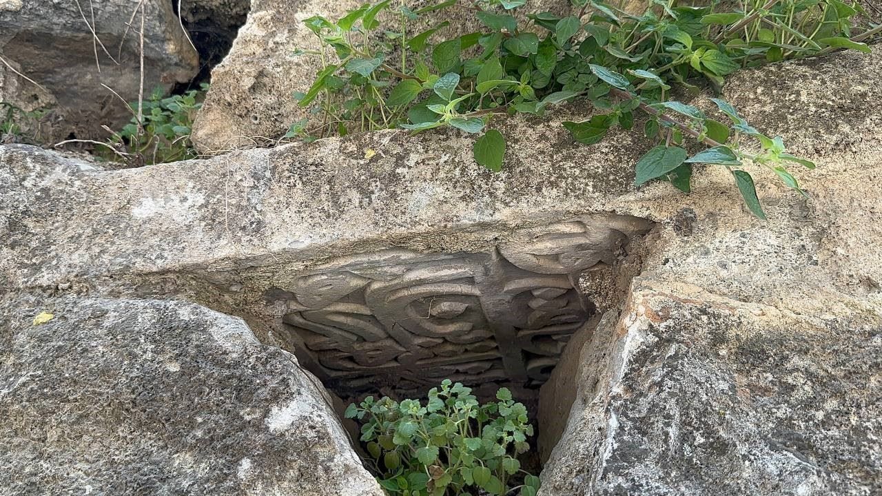 Turisti in visita all'antico acquedotto romano di Iznik hanno scoperto una lapide di epoca ottomana