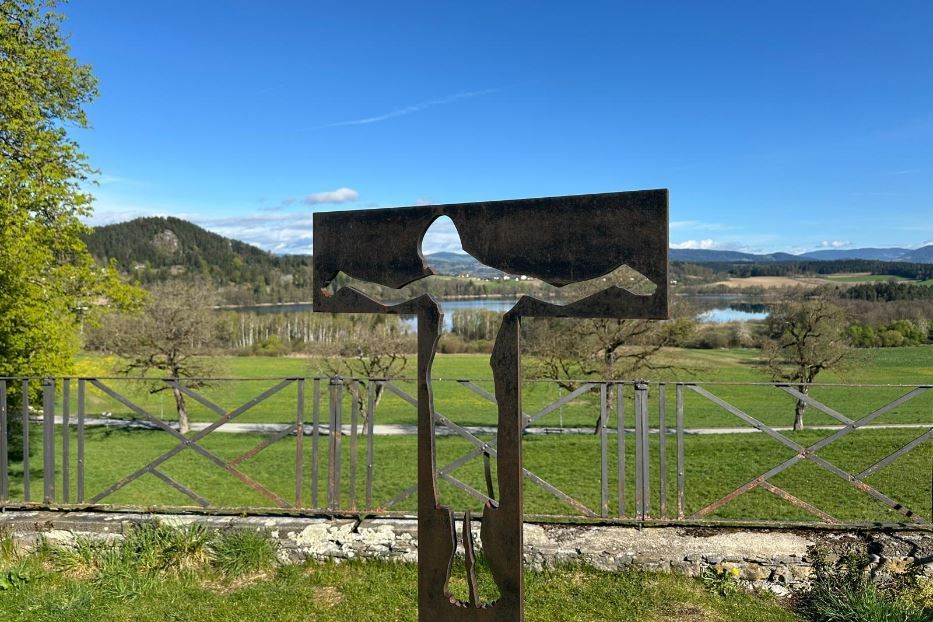 La croce di Werner Hofmeister al lago Längsee, in Carinzia