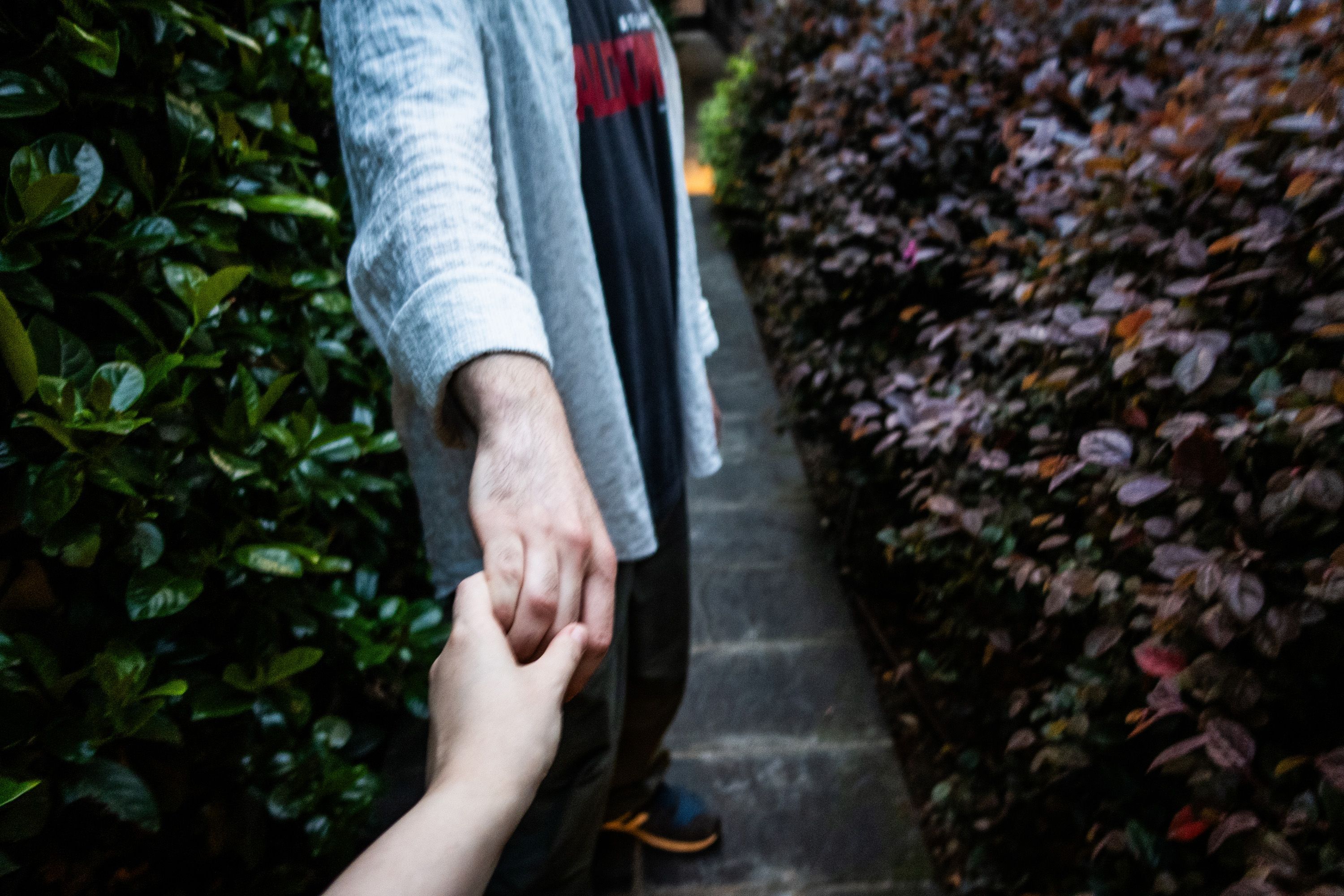 Due ragazzi si tengono per mano, un gesto di amicizia