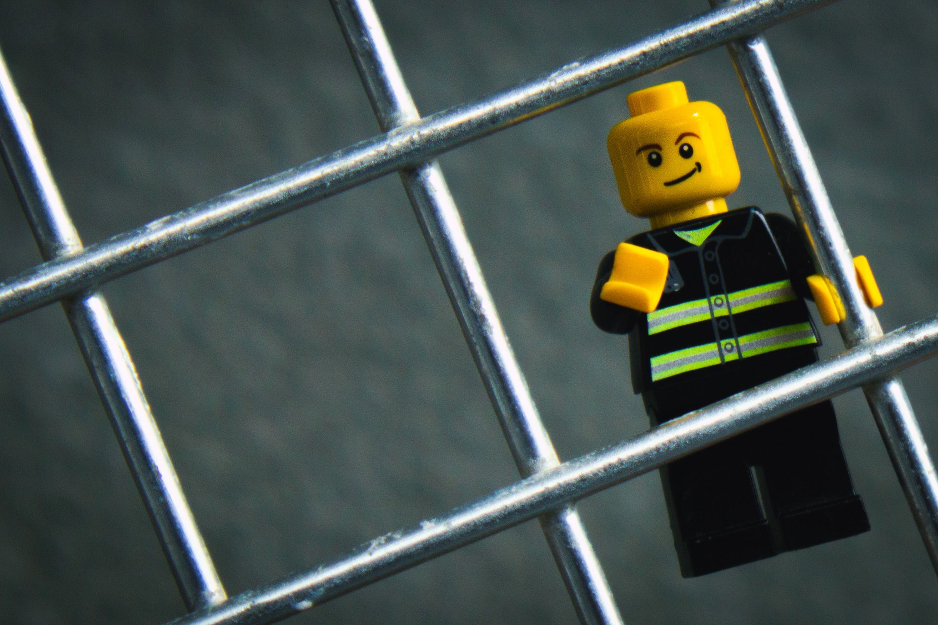 Un omino lego dietro le sbarre di un carrello della spesa