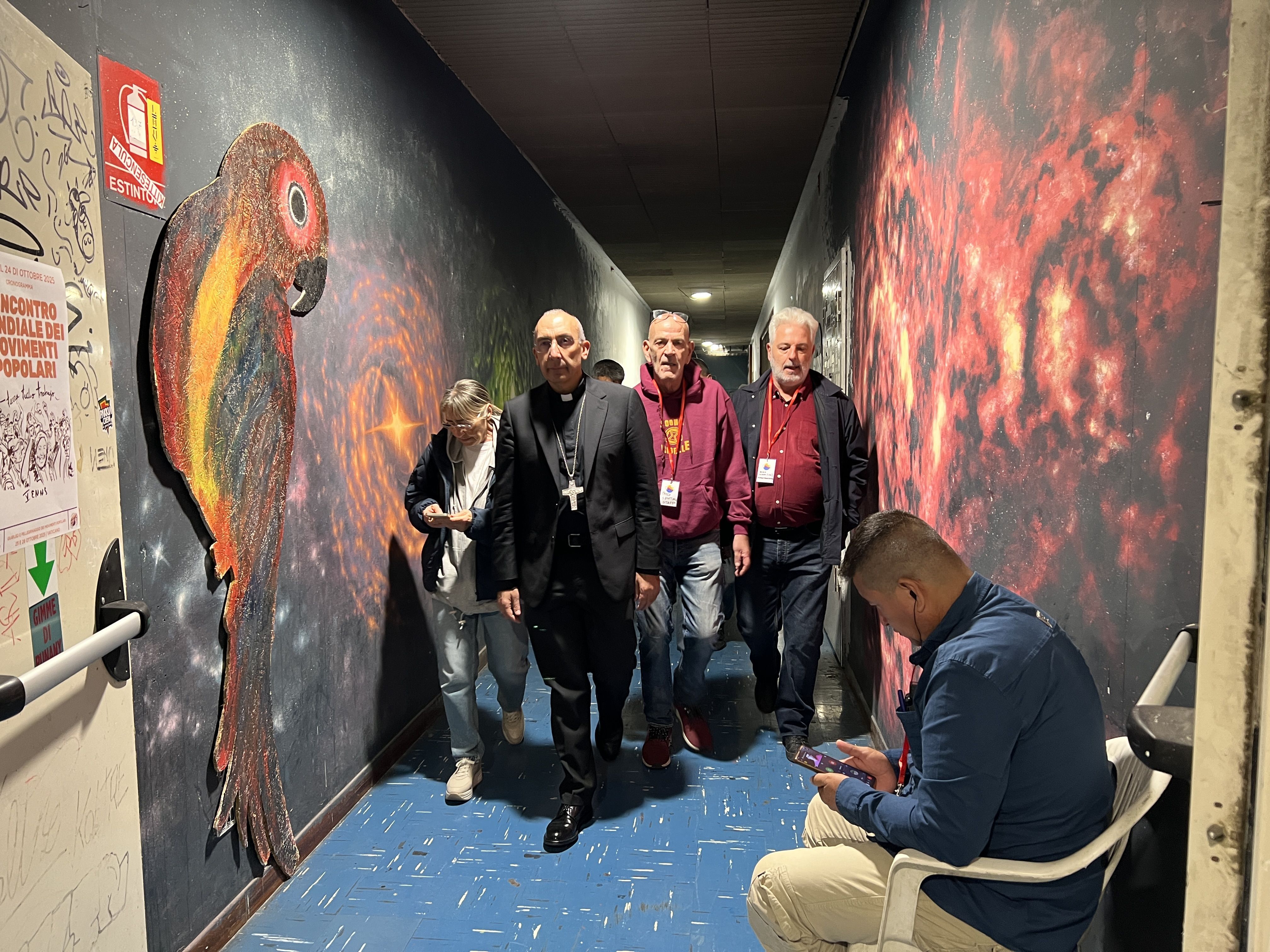 Il cardinale vicario di Roma, Baldassare Reina, a ”Spin Time”, il palazzo occupato che in questi giorni ospita l’Incontro mondiale dei movimenti popolari / GAMBASSI