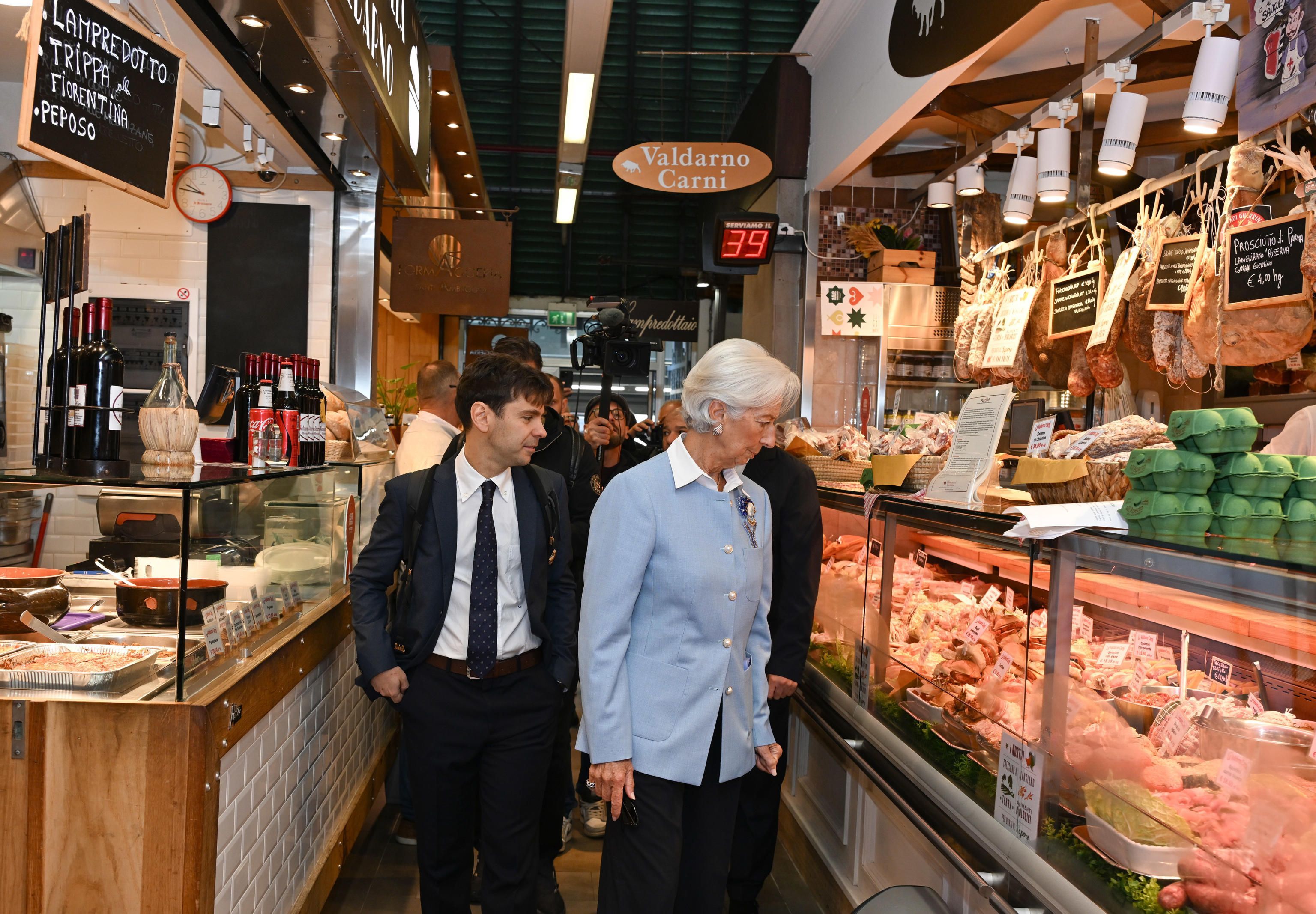 Christine Lagarde, presidente della Banca Centrale Europea alle prese con la vetrina dei formaggi al Mercato di Sant’Ambrogio a Firenze, 28 Ottobre 2025 /Ansa