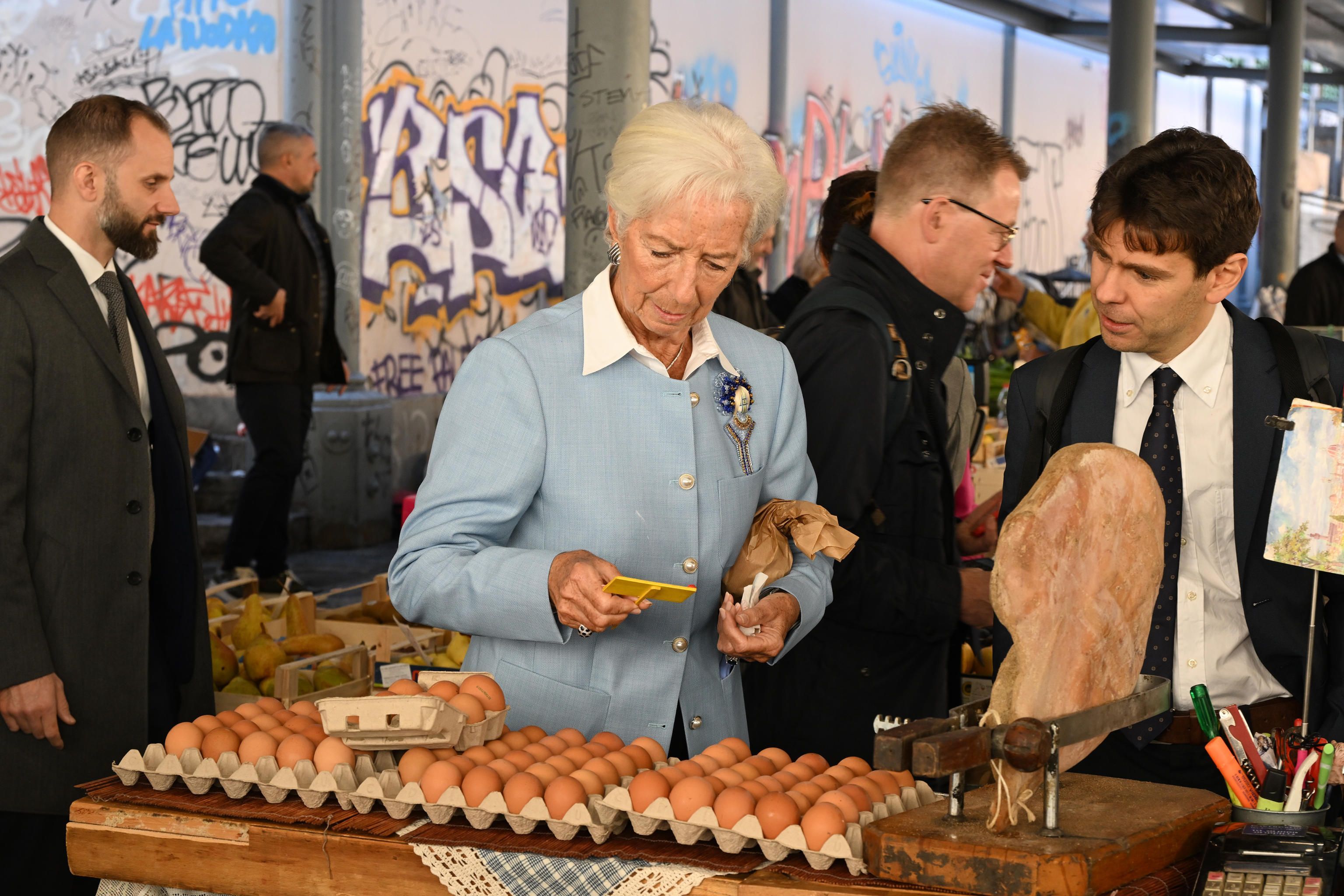 Christine Lagarde, presidente della Banca Centrale Europea, controlla il prezzo delle uova durante la vista al Mercato di Sant’Ambrogio a Firenze, 28 Ottobre 2025 /Ansa