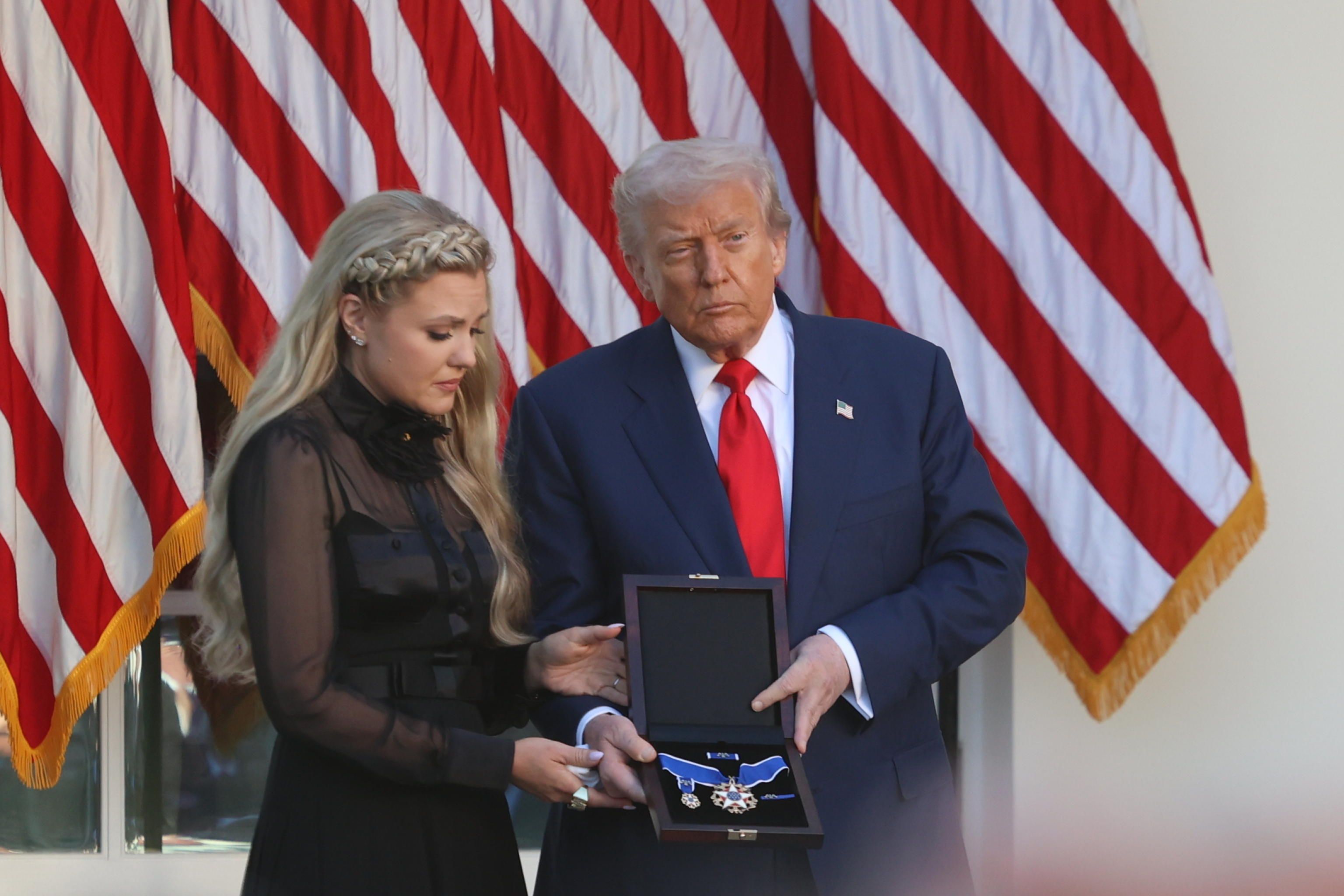 Trump consegna la Medal of Freedom a Erika Kirk, la vedova di Charlie, l'attivista di destra ucciso il 10 settembre in un attentato alla Utah Valley University /Ansa 