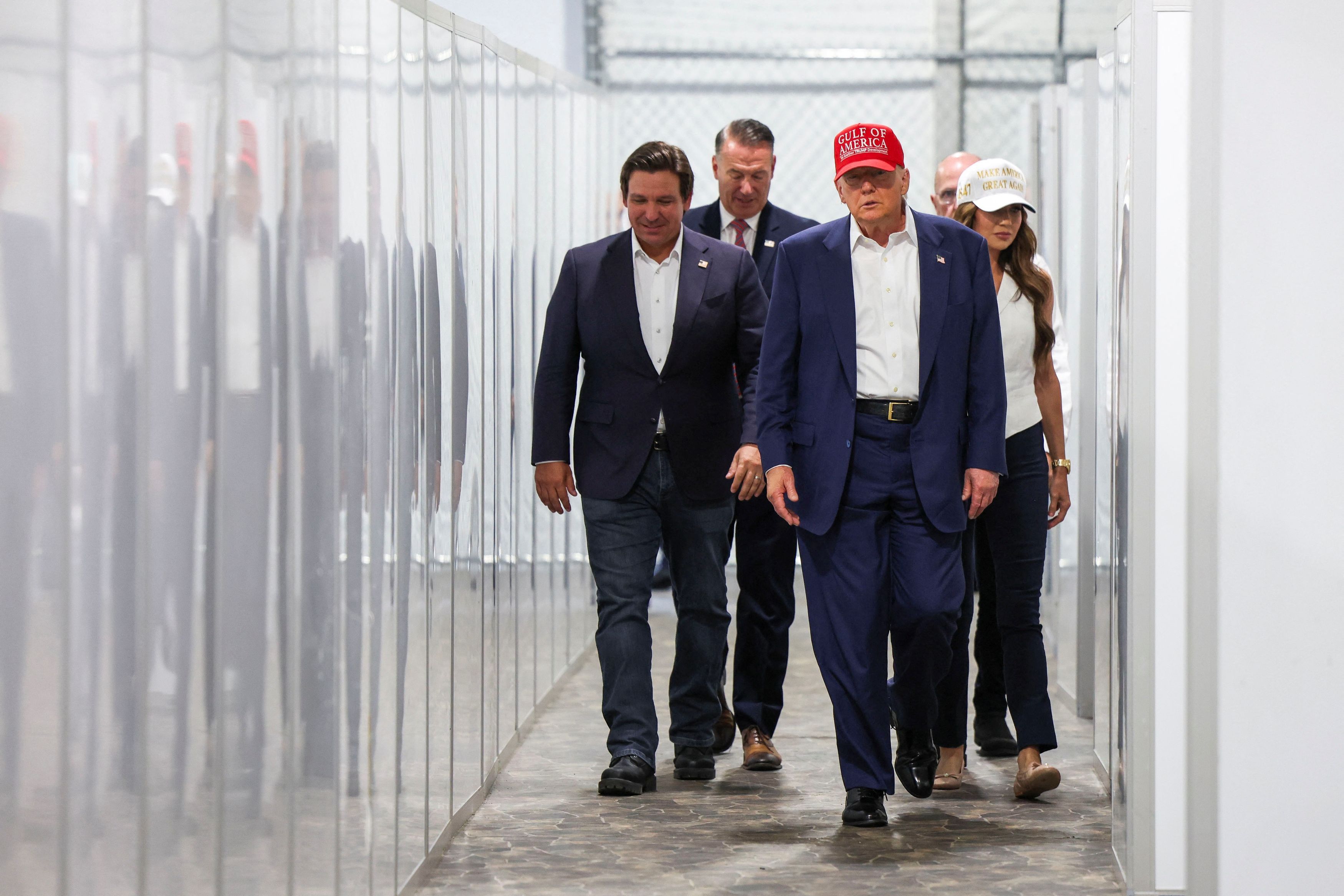 Trump in visita all' "Alligator Alcatraz", centro di detenzione temporanea per i migranti, insieme al governatore della Florida Ron DeSantis e alla segretaria per la sicurezza interna Kristi Noem /Reuters 