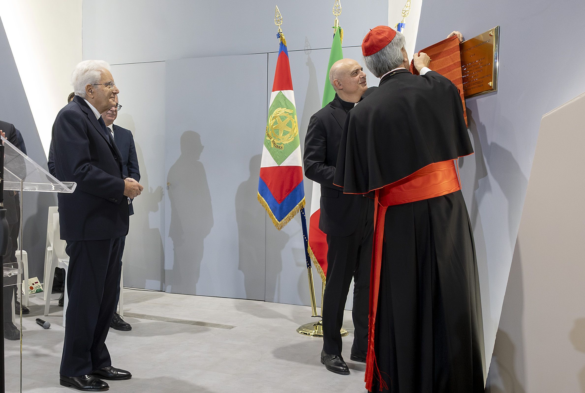 Il momento in cui è stata scoperta la targa donata a Sergio Mattarella / Paolo Giandotti 