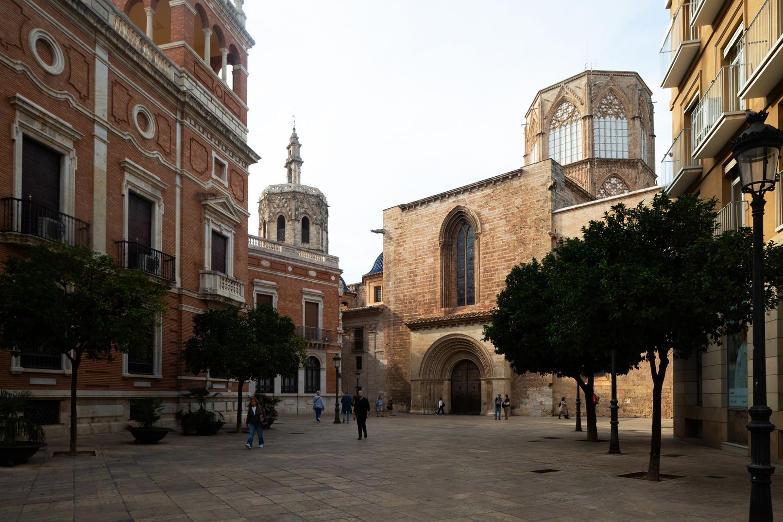 La Cattedrale di Valencia, costruita su un antico tempio romano, poi convertito in moschea. L'ingresso dal lato del portale romanico / Massimiliano Rella