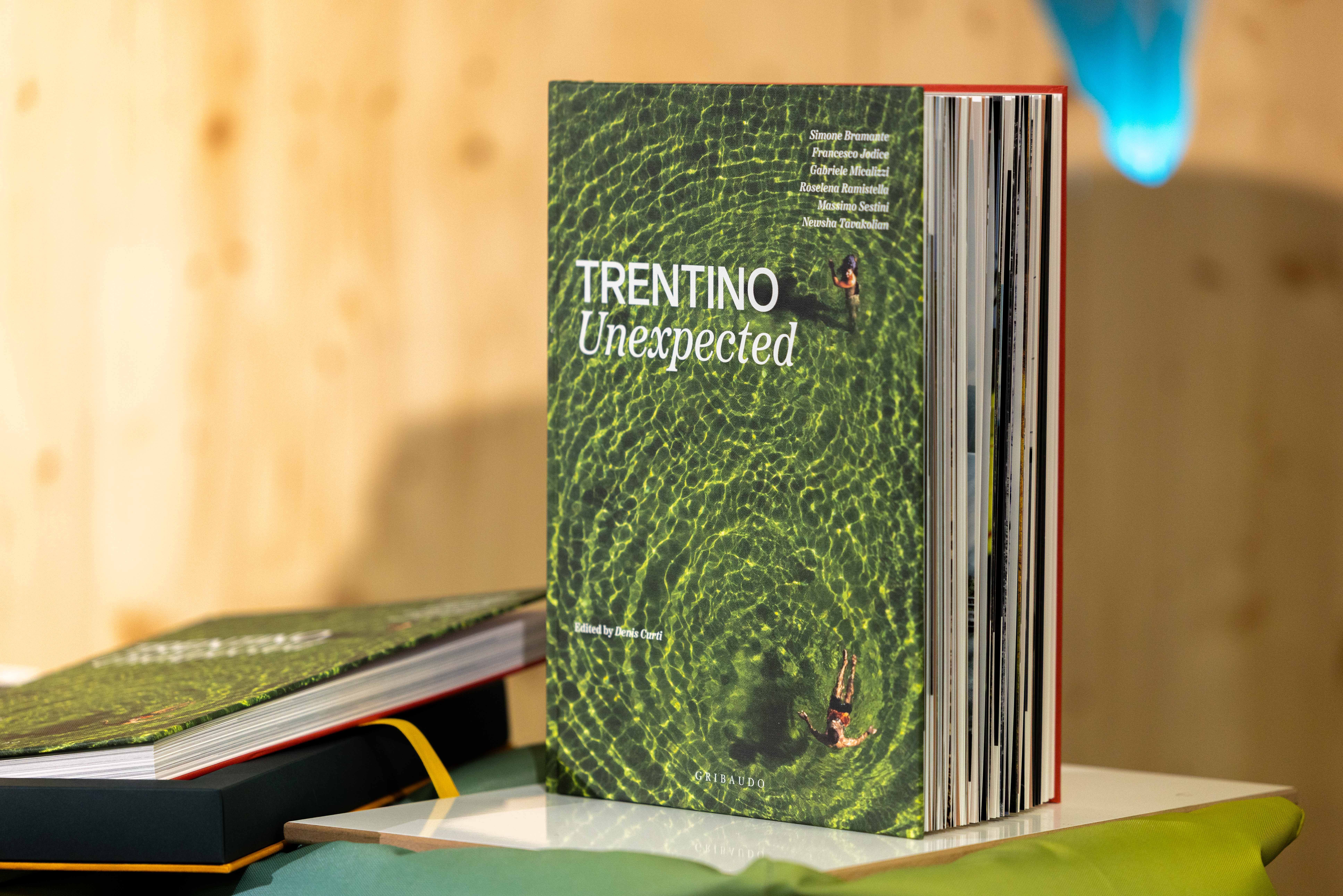Il volume "Trentino Unexpected" edito da Gribaudo, realizzato da Trentino Marketing, a cura di Denis Curti, con le immagini di Simone Bramante, Francesco Jodice, Gabriele Micalizzi, Roselena Ramistella, Massimo Sestini e Newsha Tavakolian