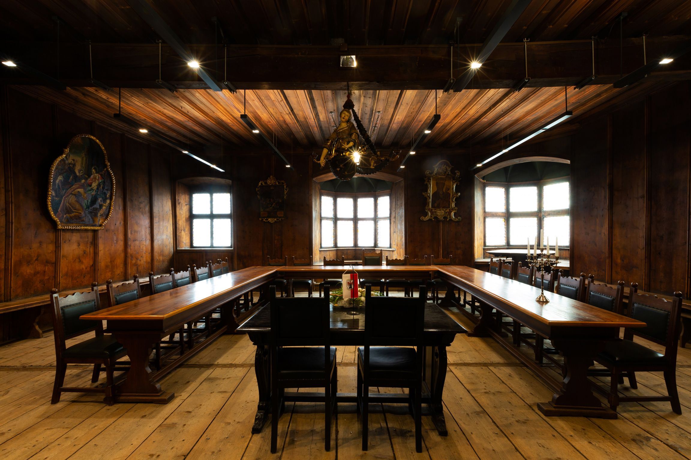 La Sala Consiliare del comune di Vipiteno, in stile gotico e interamente in legno / Massimiliano Rella