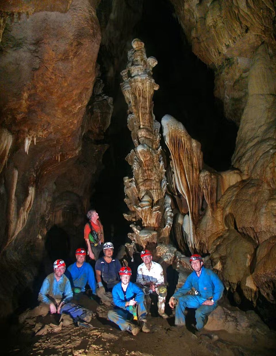 Il gruppo di speleologi nelle profondità e nell'oscurità del Liang Luar / Garry K. Smith