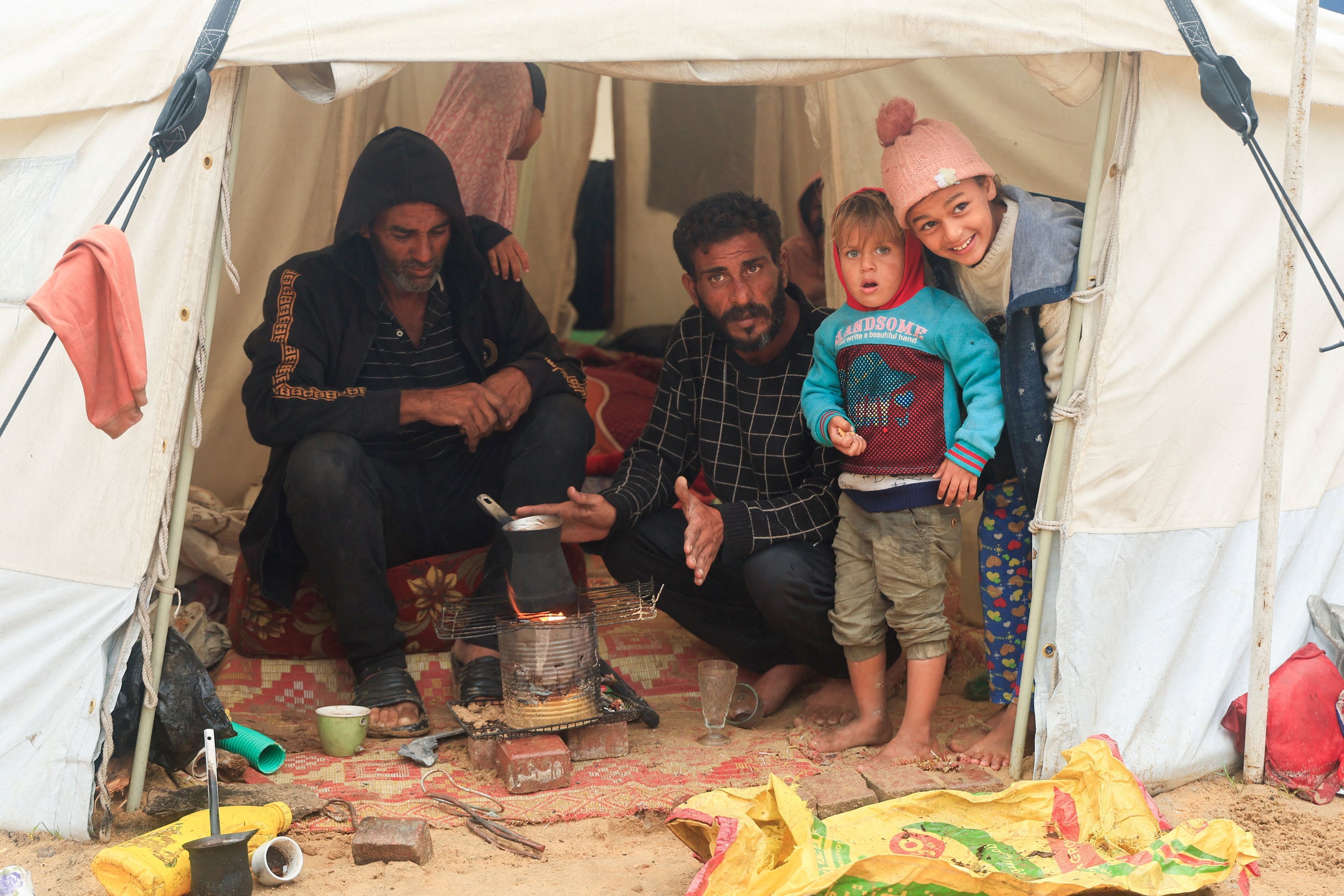 Palestinesi sfollati in un campo tendato a Khan Yunis /Reuters