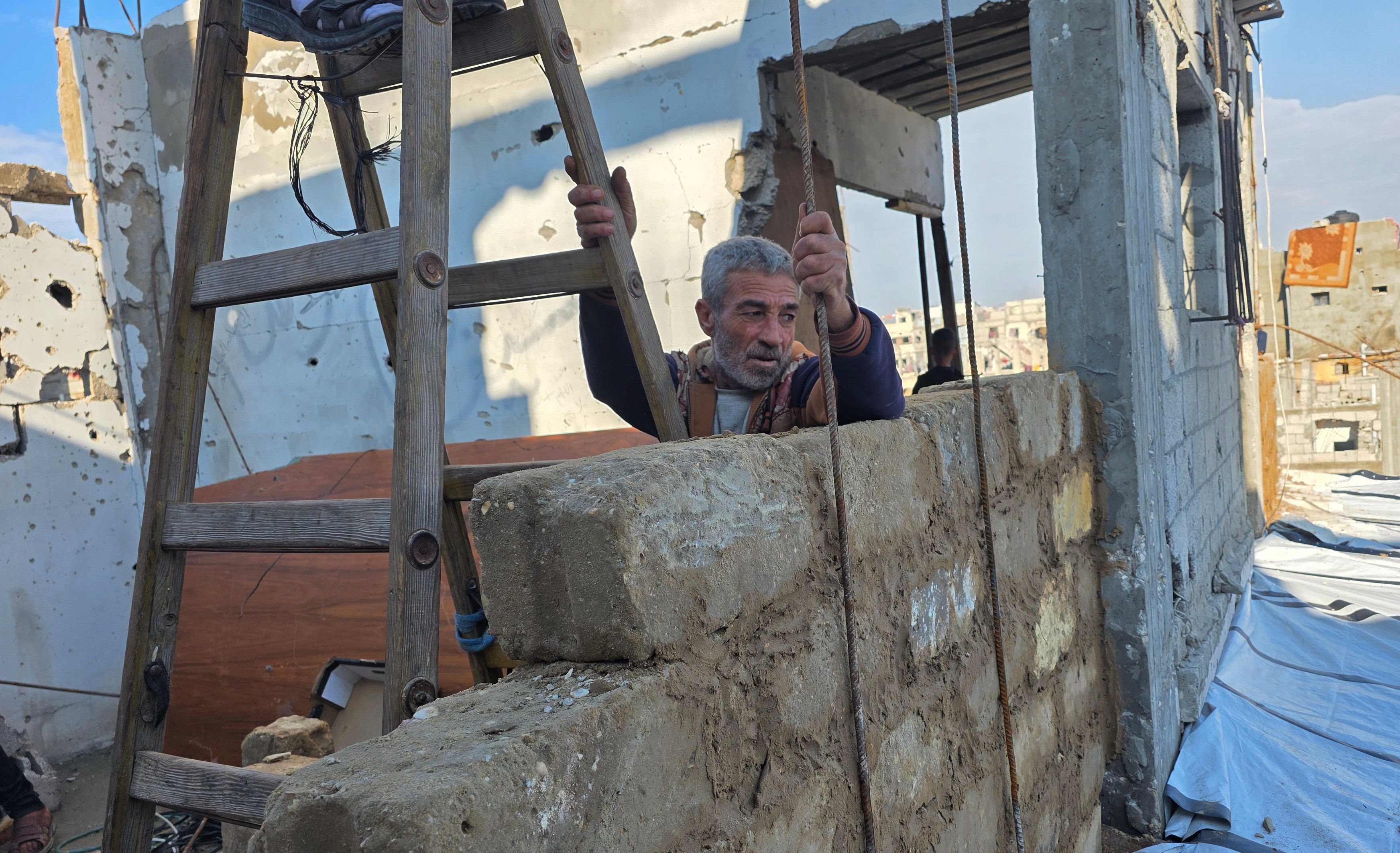 Per qualche ora ha smesso di piovere e i palestinesi di Khan Yunis hanno iniziato a costruire ripari di fango, utilizzando strumenti e metodi rudimentali, per cercare di garantirsi una protezione dal freddo invernale /Fotogramma