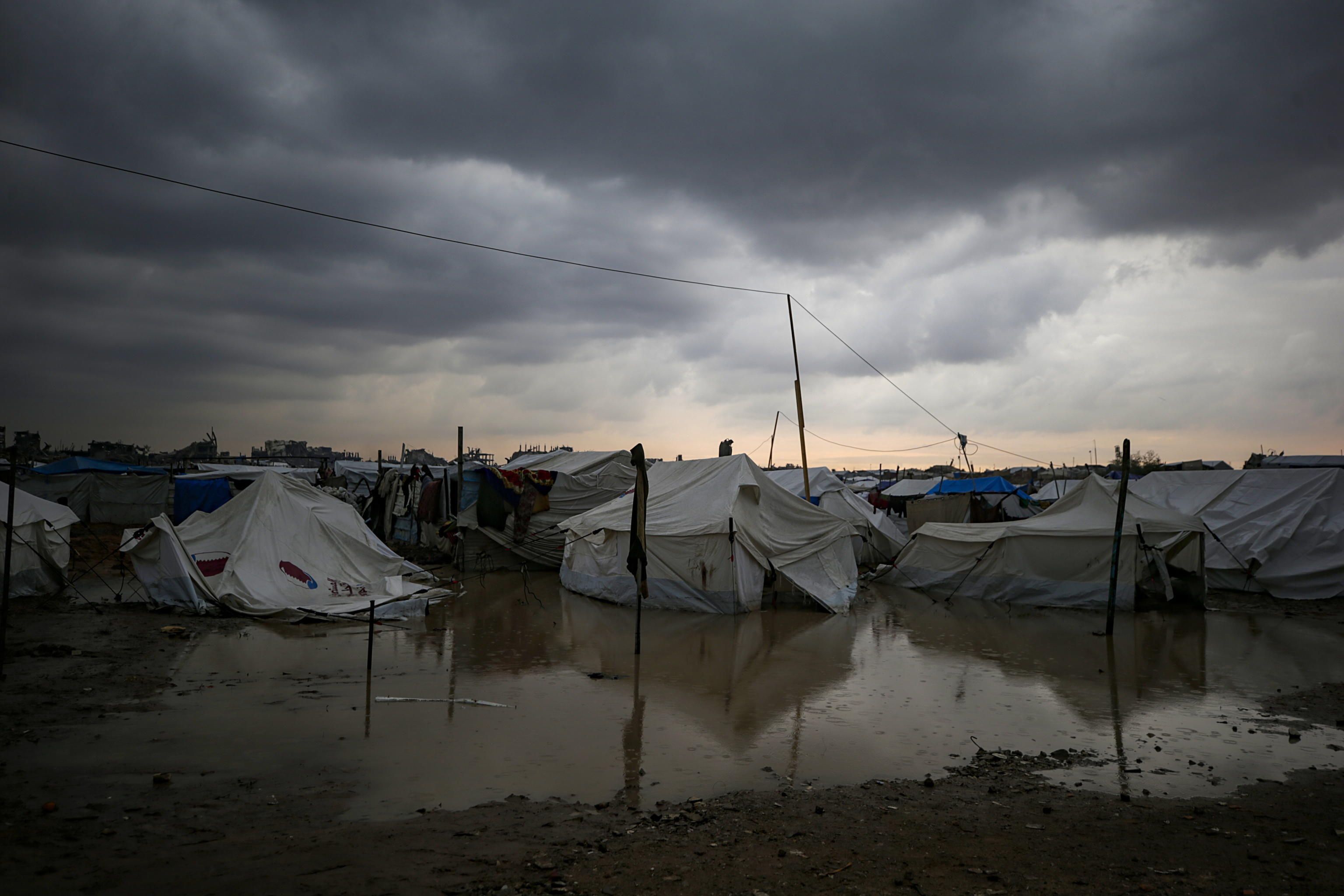 La tendopoli allestita tra le rovine di edifici distrutti nel quartiere di Al-Zaitun, nella parte orientale di Gaza City, completamente invasa dalle piogge /Ansa