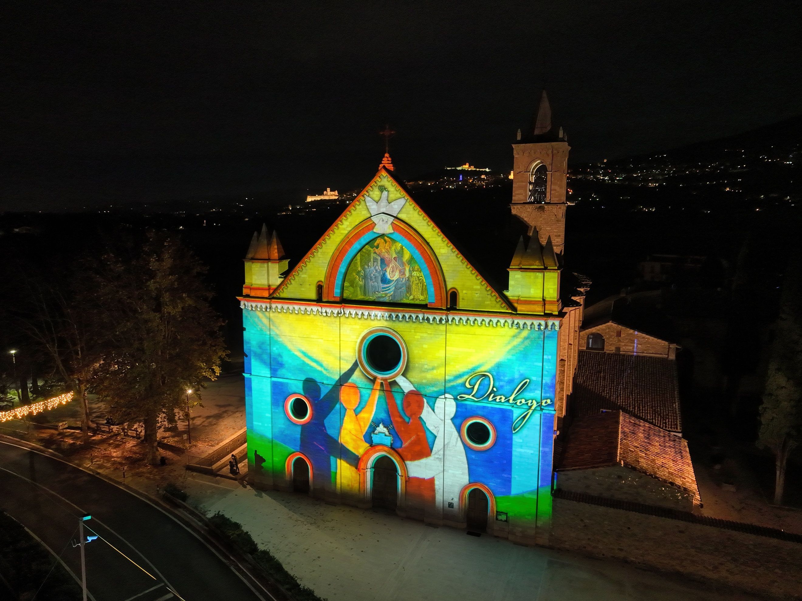 Il "dialogo" di Picasso sulla facciata del Santuario di Rivotorto / Ufficio stampa Città di Assisi