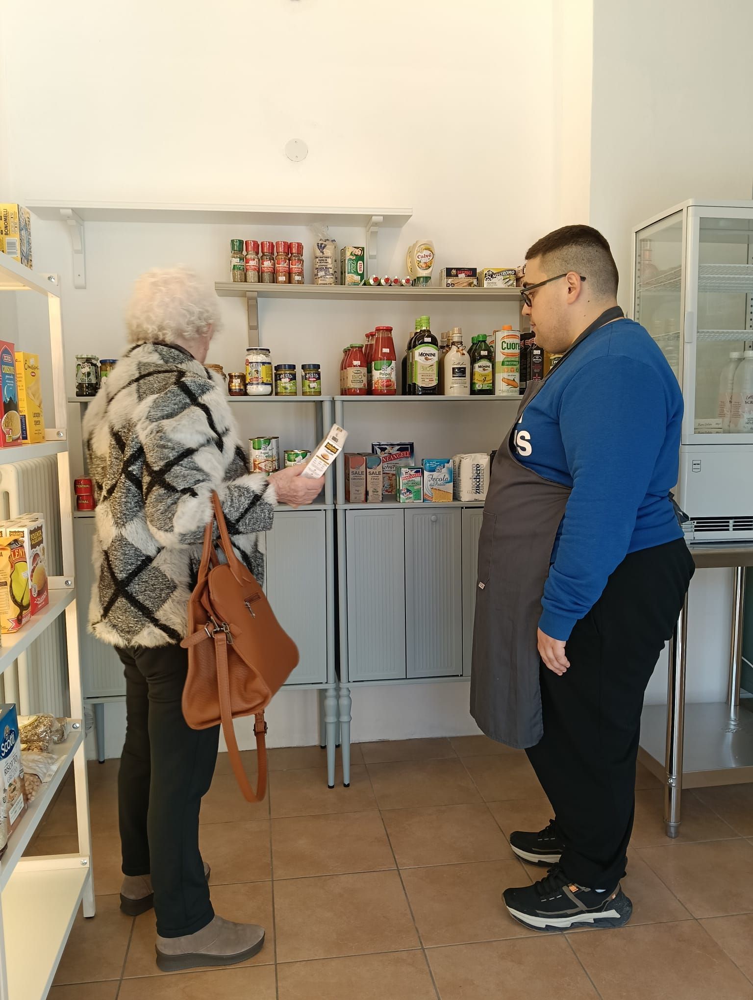 Una cliente fa la spesa nel negozio attiguo al bar