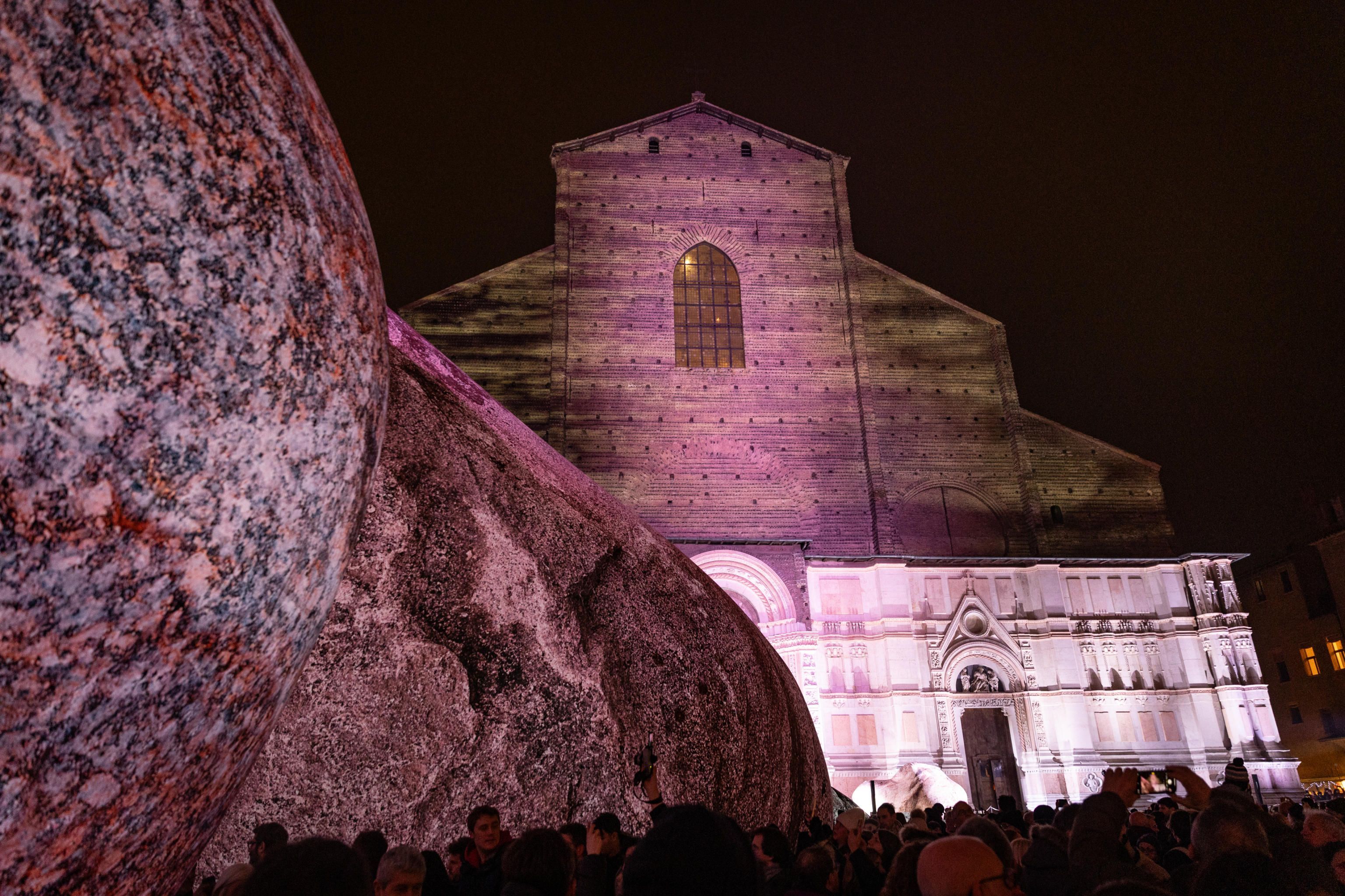 Il progetto Iwagumi-Dismisura dello studio australiano Eness, è esposto in piazza Maggiore, a Bologna, dal 21 al 26 dicembre, 21 dicembre 2025. L'installazione porta per la prima volta in una città europea l'estetica giapponese dell'iwagumi, una composizione asimmetrica di rocce naturali inserite in un paesaggio urbano nel quale la luce cambia, i suoni si espandono e gli spazi si trasformano. ANSA/MAX CAVALLARI