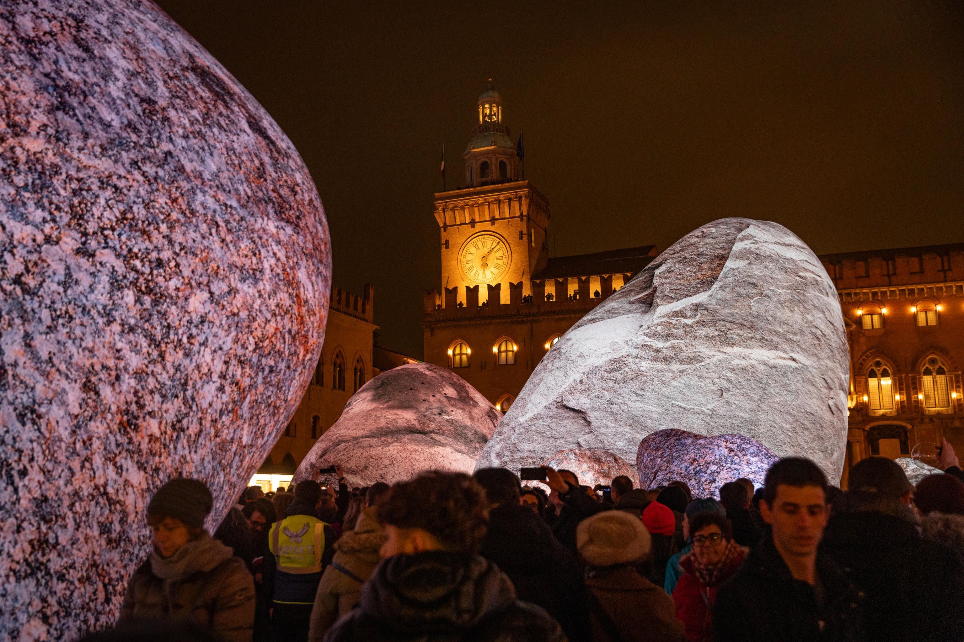 Il progetto Iwagumi-Dismisura dello studio australiano Eness, è esposto in piazza Maggiore, a Bologna, dal 21 al 26 dicembre, 21 dicembre 2025. L'installazione porta per la prima volta in una città europea l'estetica giapponese dell'iwagumi, una composizione asimmetrica di rocce naturali inserite in un paesaggio urbano nel quale la luce cambia, i suoni si espandono e gli spazi si trasformano. ANSA/MAX CAVALLARI