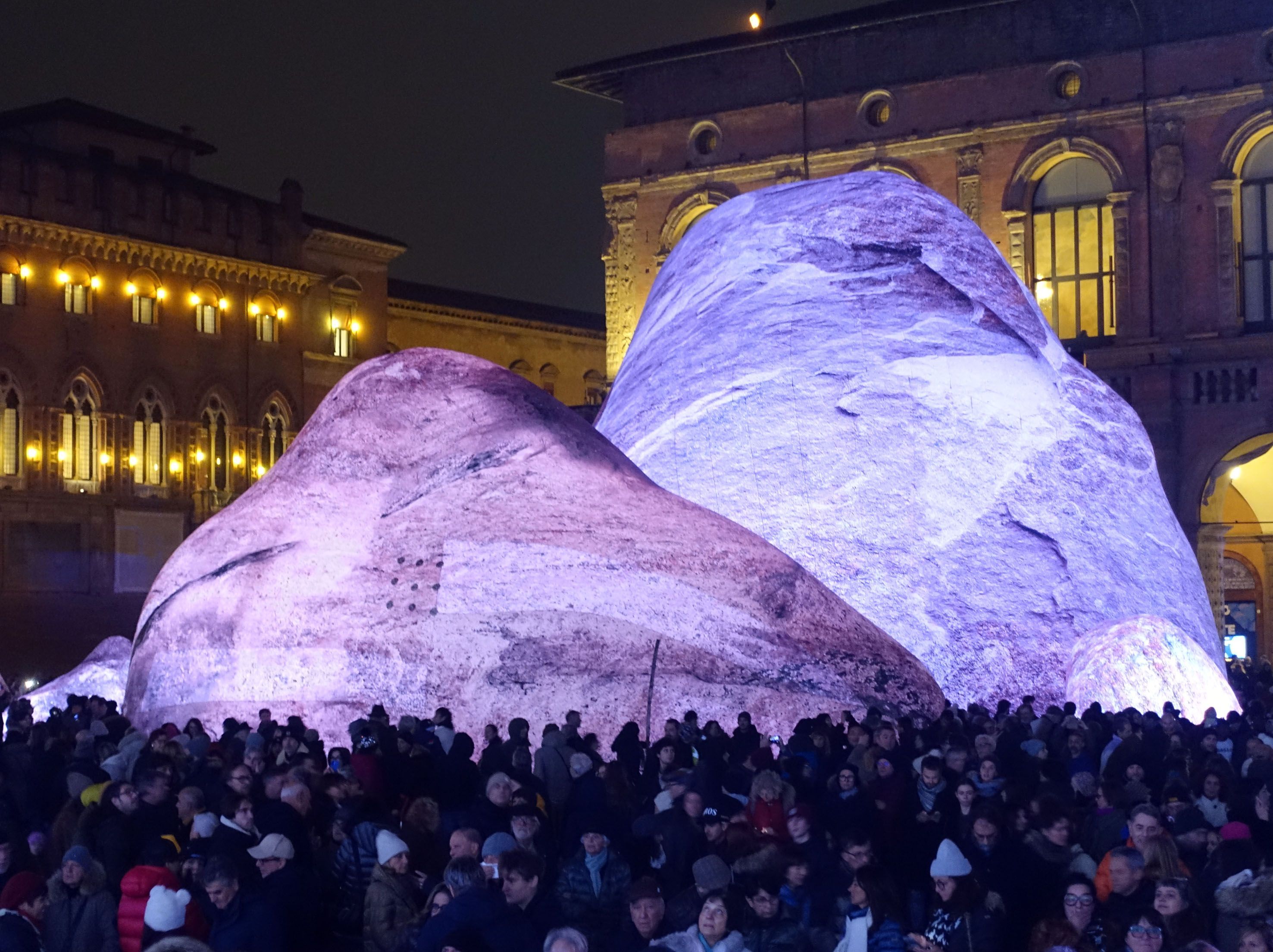 Accensione notturna di Iwagumi - Dismisura, l'istallazione natalizia e immersiva dello studio australiano Eness.