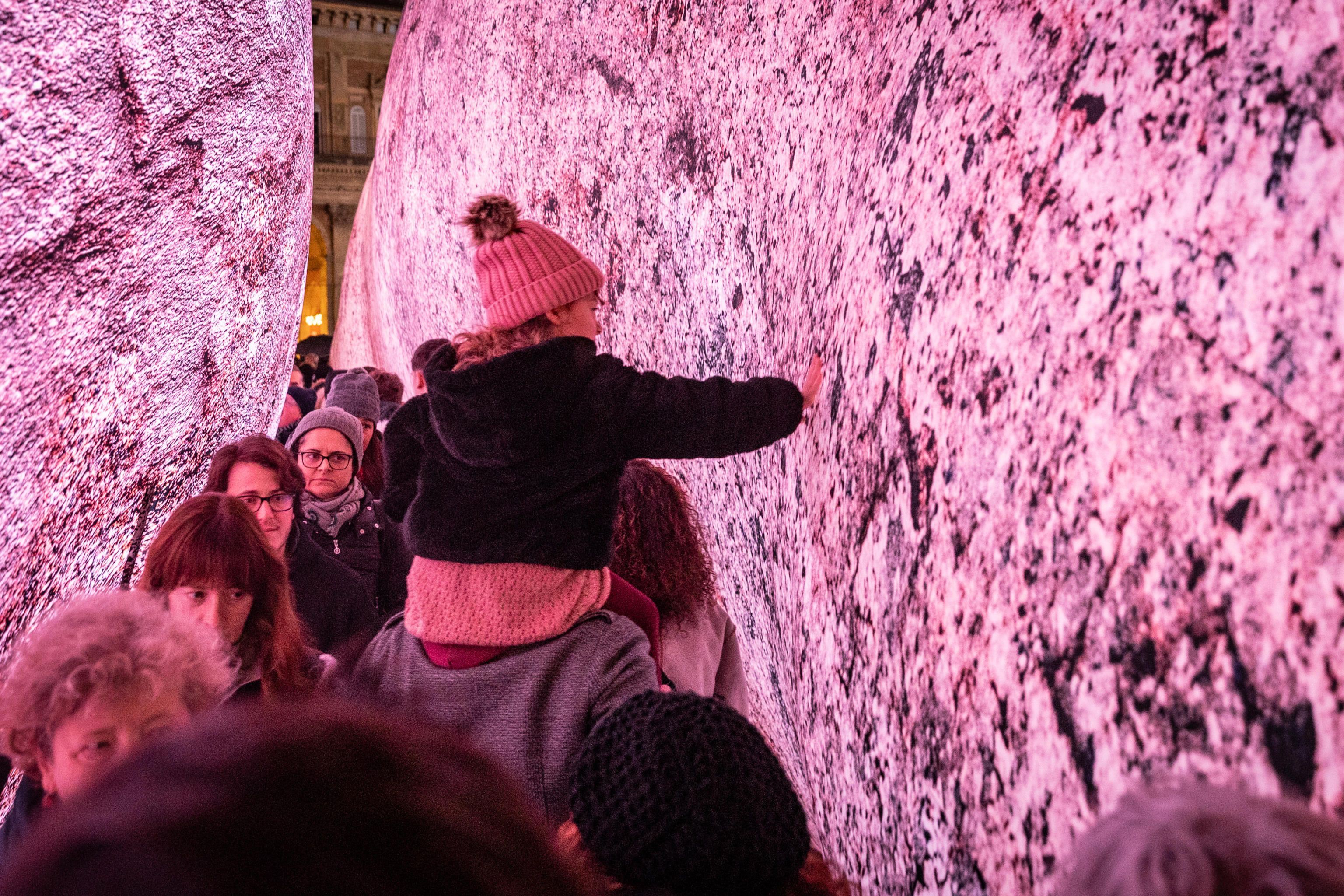 Il progetto Iwagumi-Dismisura dello studio australiano Eness, è esposto in piazza Maggiore, a Bologna, dal 21 al 26 dicembre, 21 dicembre 2025. L'installazione porta per la prima volta in una città europea l'estetica giapponese dell'iwagumi, una composizione asimmetrica di rocce naturali inserite in un paesaggio urbano nel quale la luce cambia, i suoni si espandono e gli spazi si trasformano. ANSA/MAX CAVALLARI