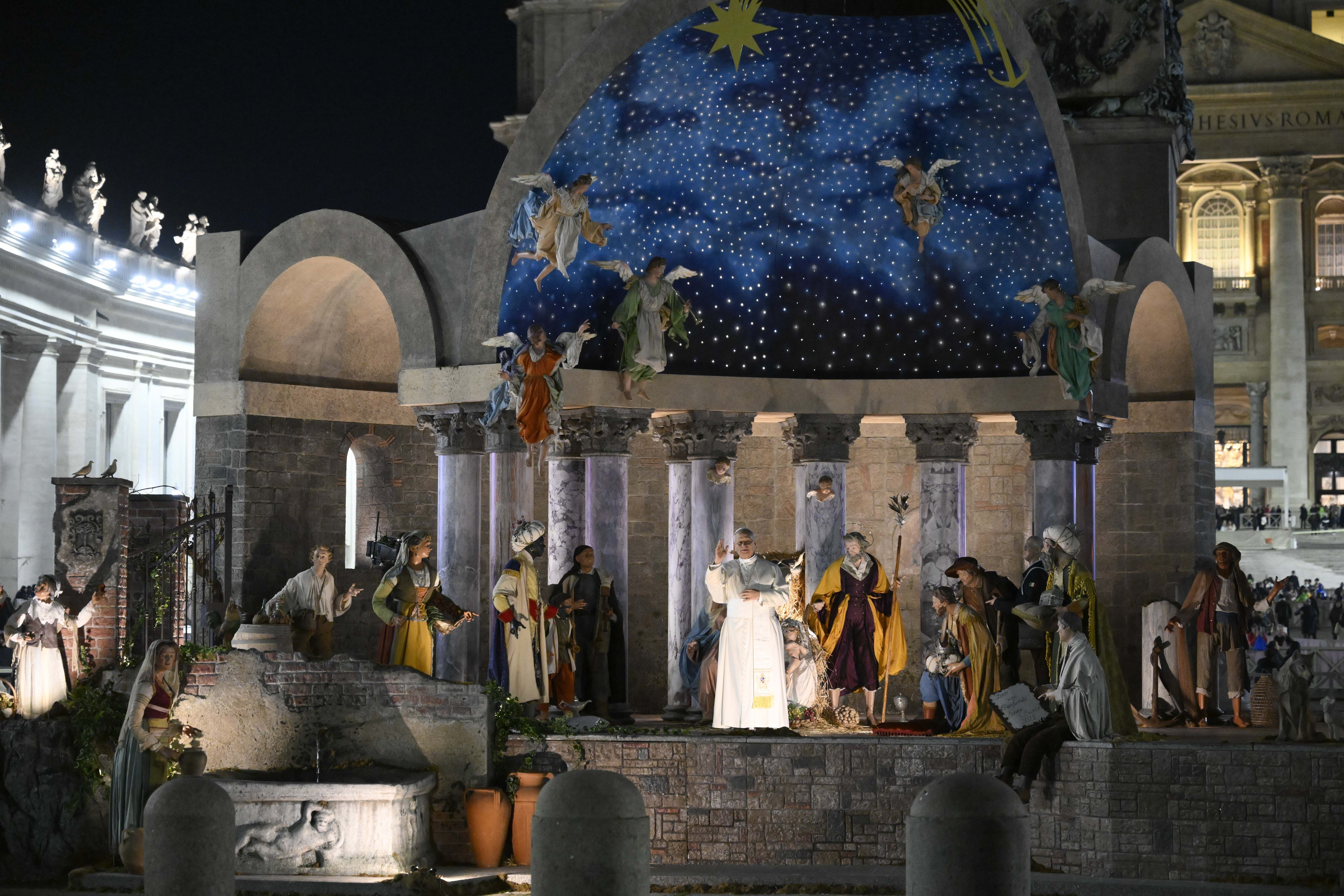 Il Papa in piazza San Pietro visita il presepe e saluta i fedeli / VATICAN MEDIA