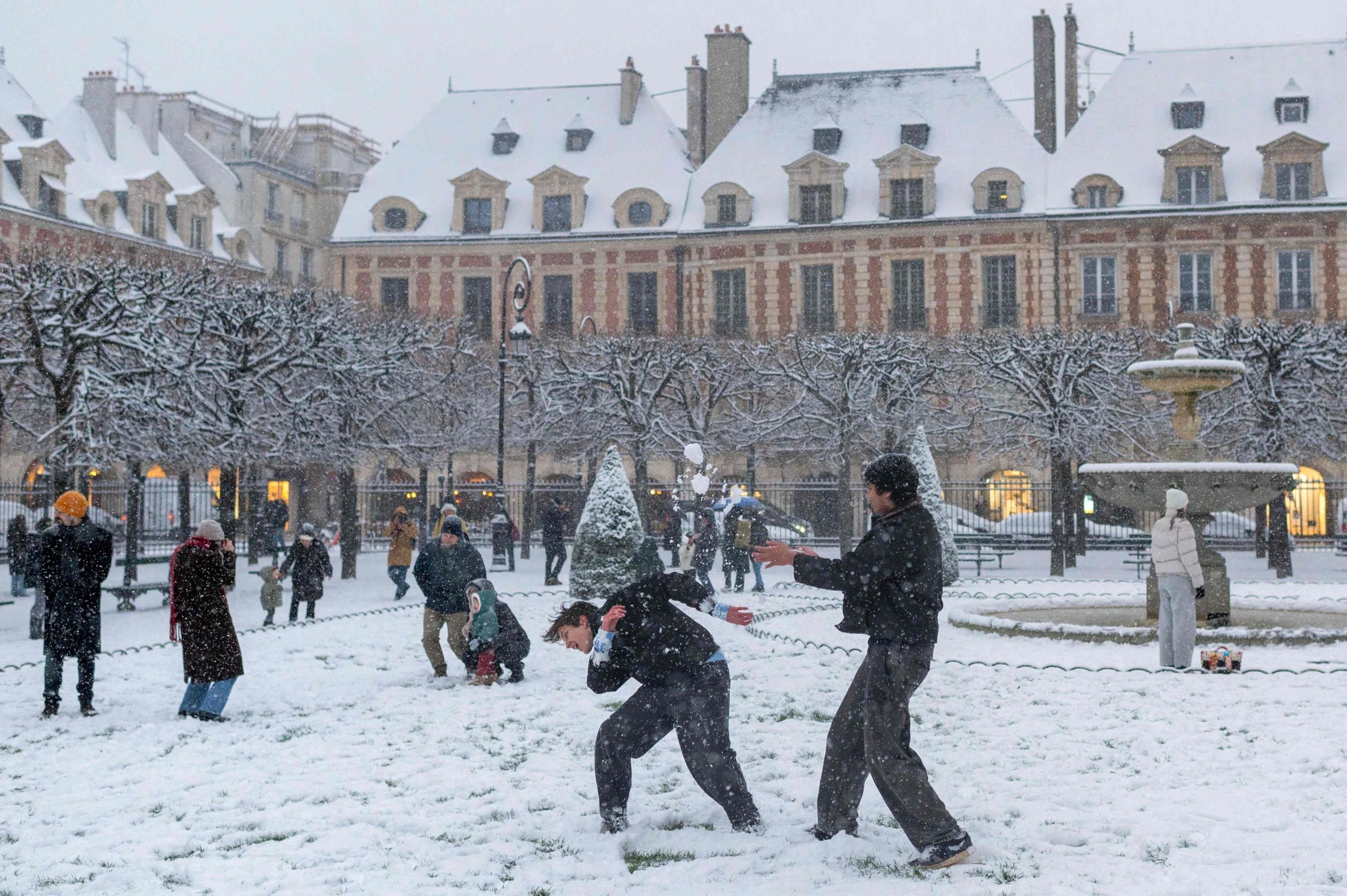Tradizionale battaglia di palle di neve per i ragazzi in Place des Vosges / AFP
