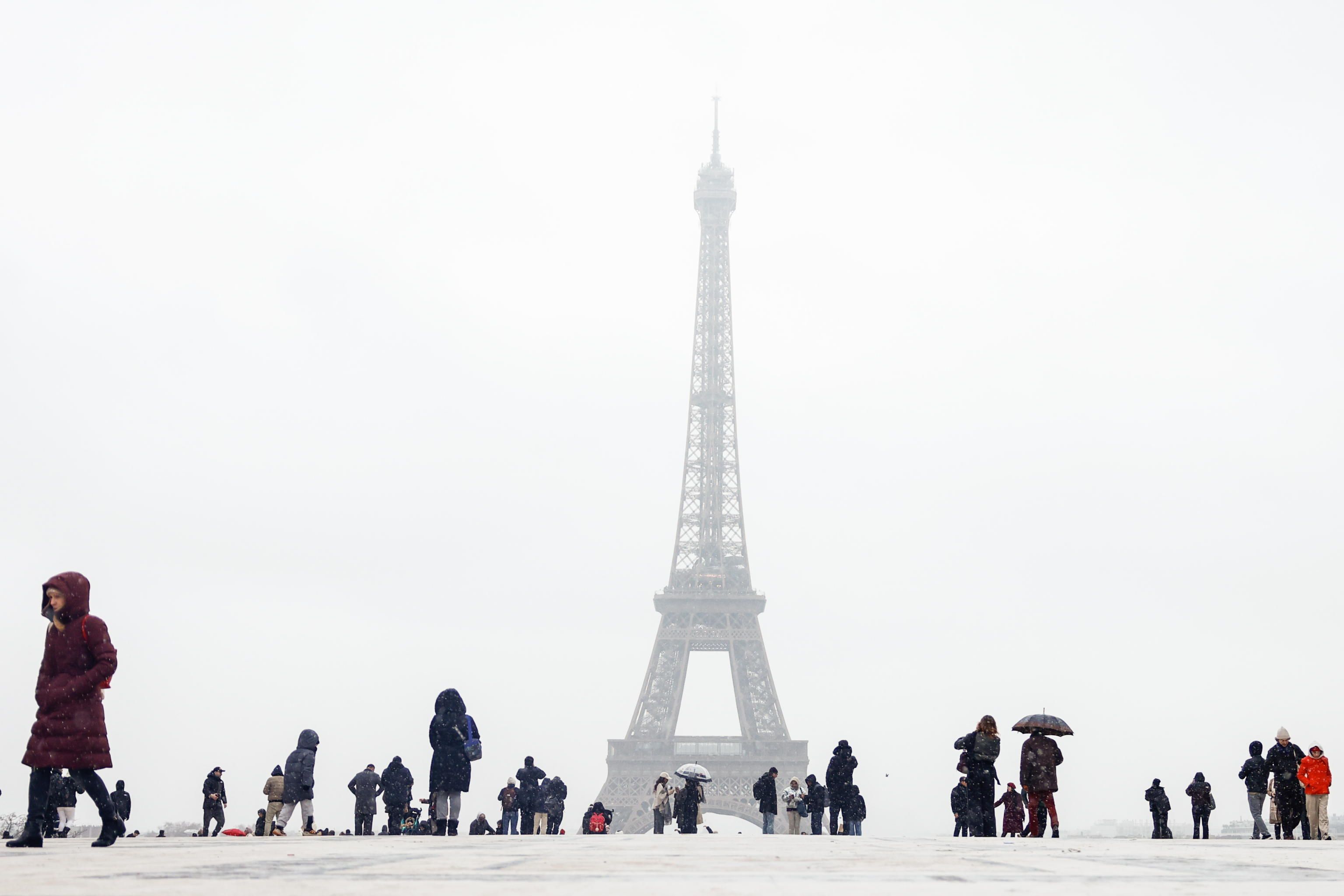 Un'altra immagine della Tour Eiffel sotto la neve