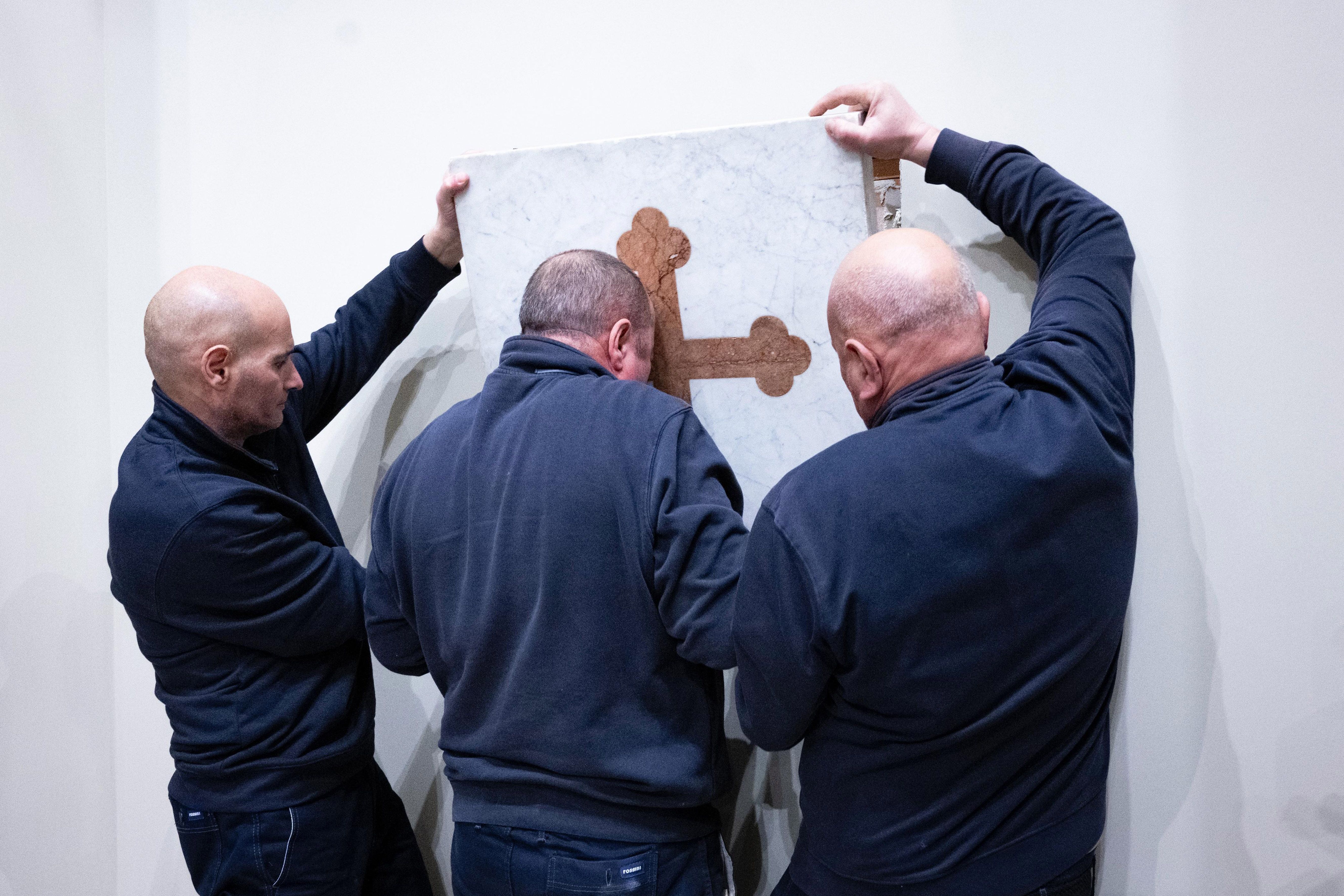 Artigiani della Fabbrica di San Pietro ultimano la muratura della Porta Santa della Basilica di San Giovanni in Laterano, 16 gennaio 2026 - (SICILIANI)