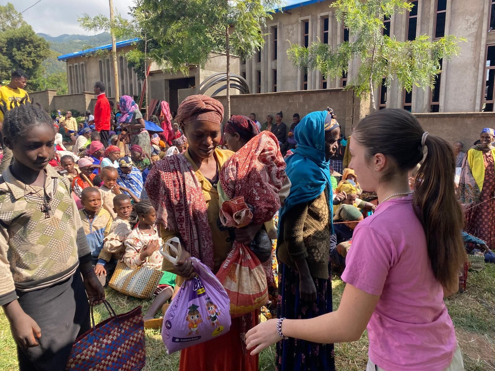 Distribuzione di viveri nella “Smiling Children Town” fondata nella città di Soddo, in una delle aree più povere dell’Etiopia