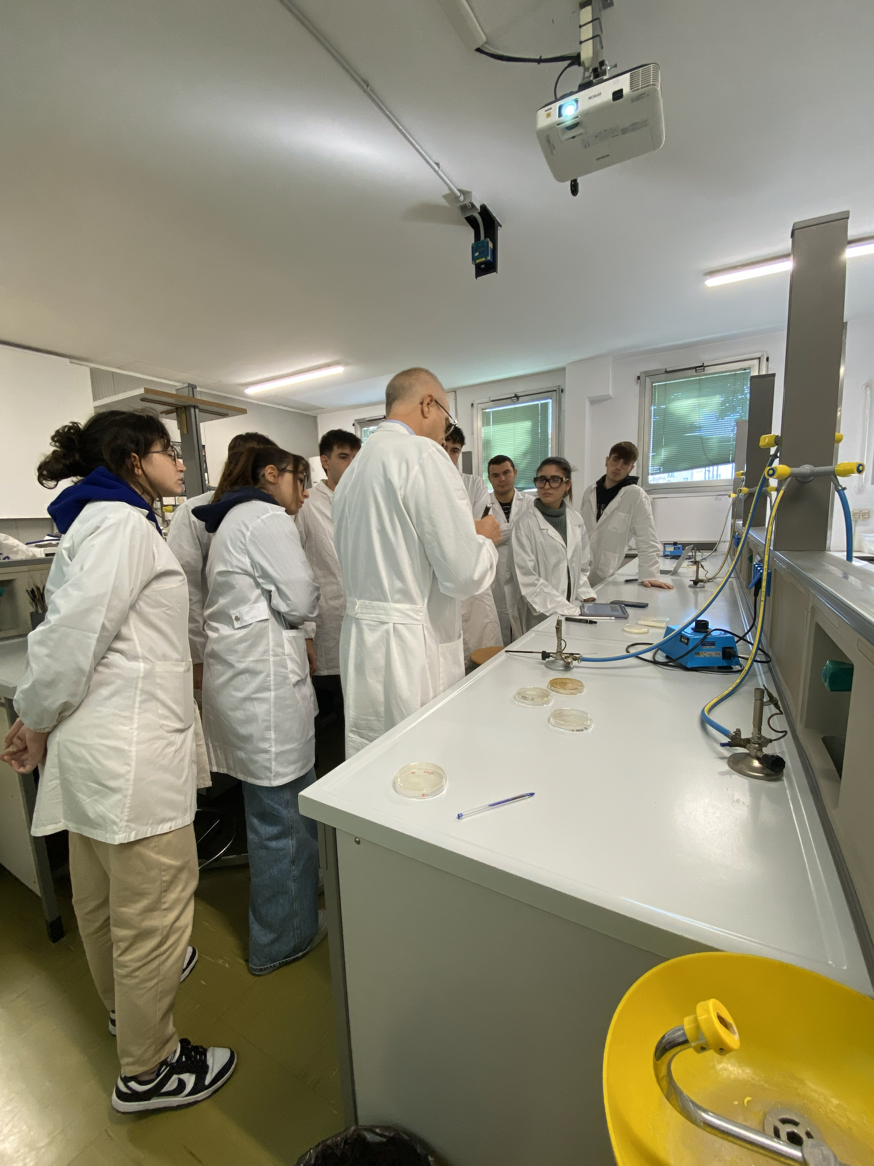 Il prof. Cocconcelli in laboratorio con gli studenti