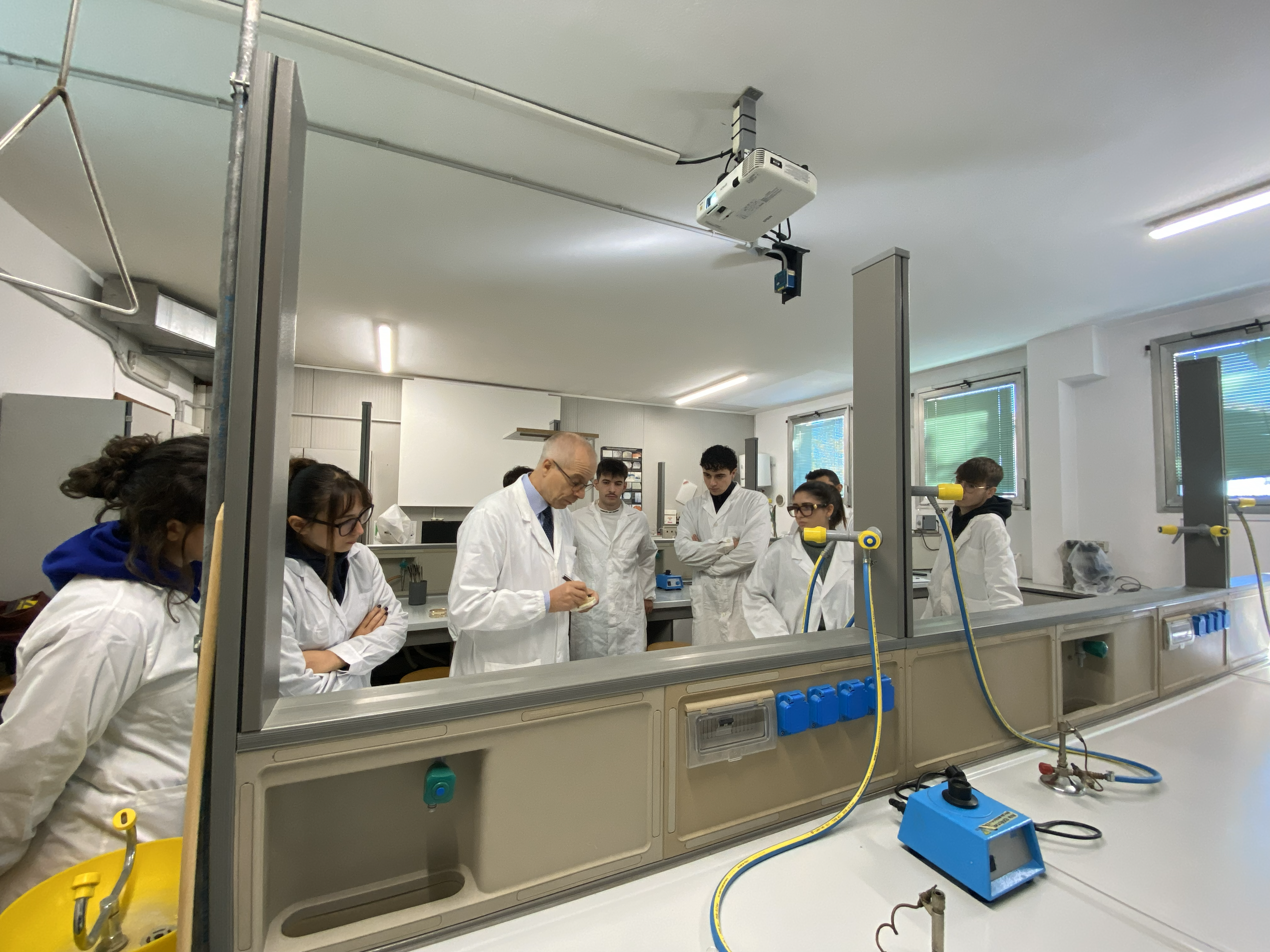 Il prof. Cocconcelli in laboratorio con gli studenti