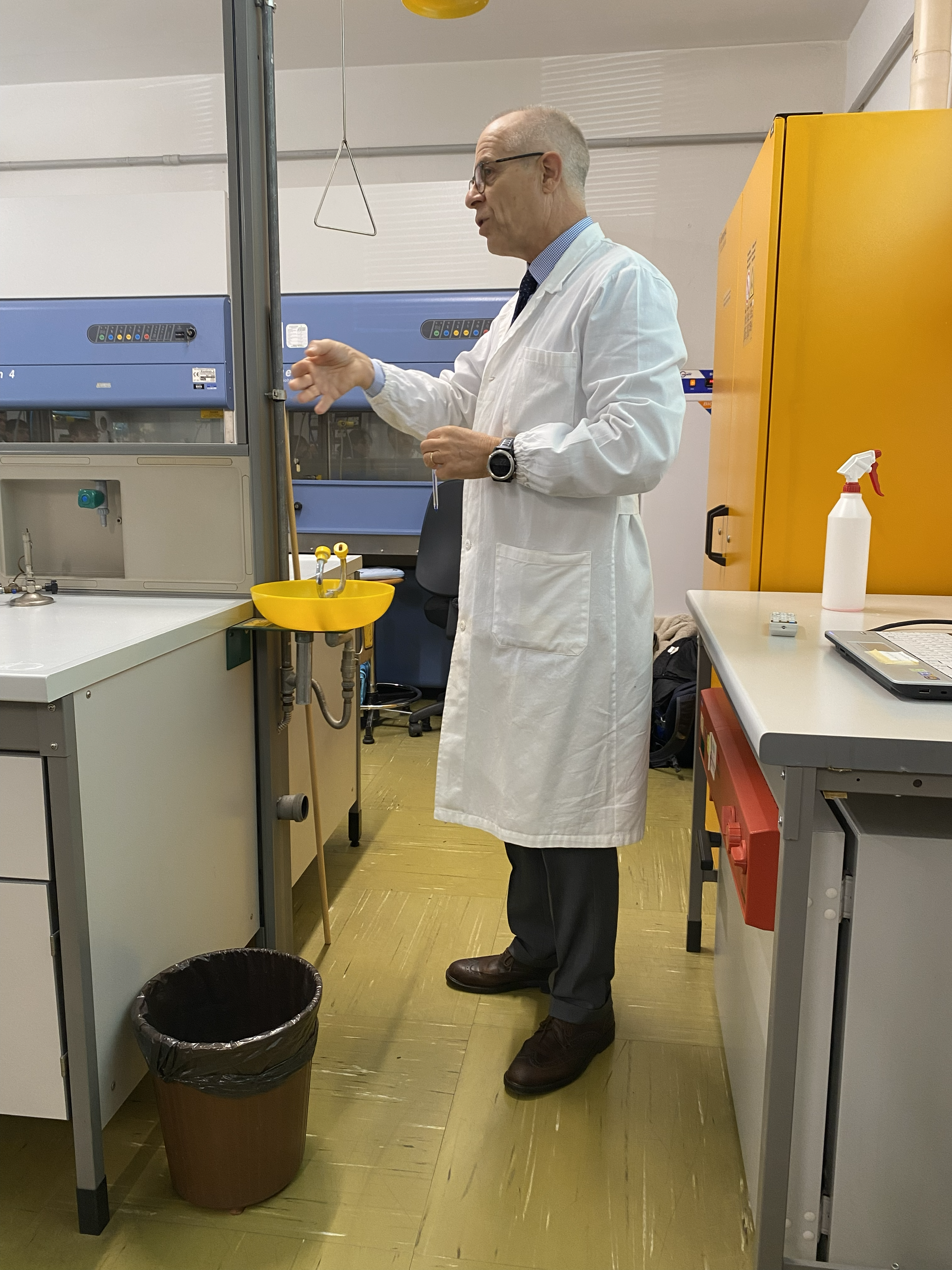 Il prof. Cocconcelli in laboratorio con gli studenti