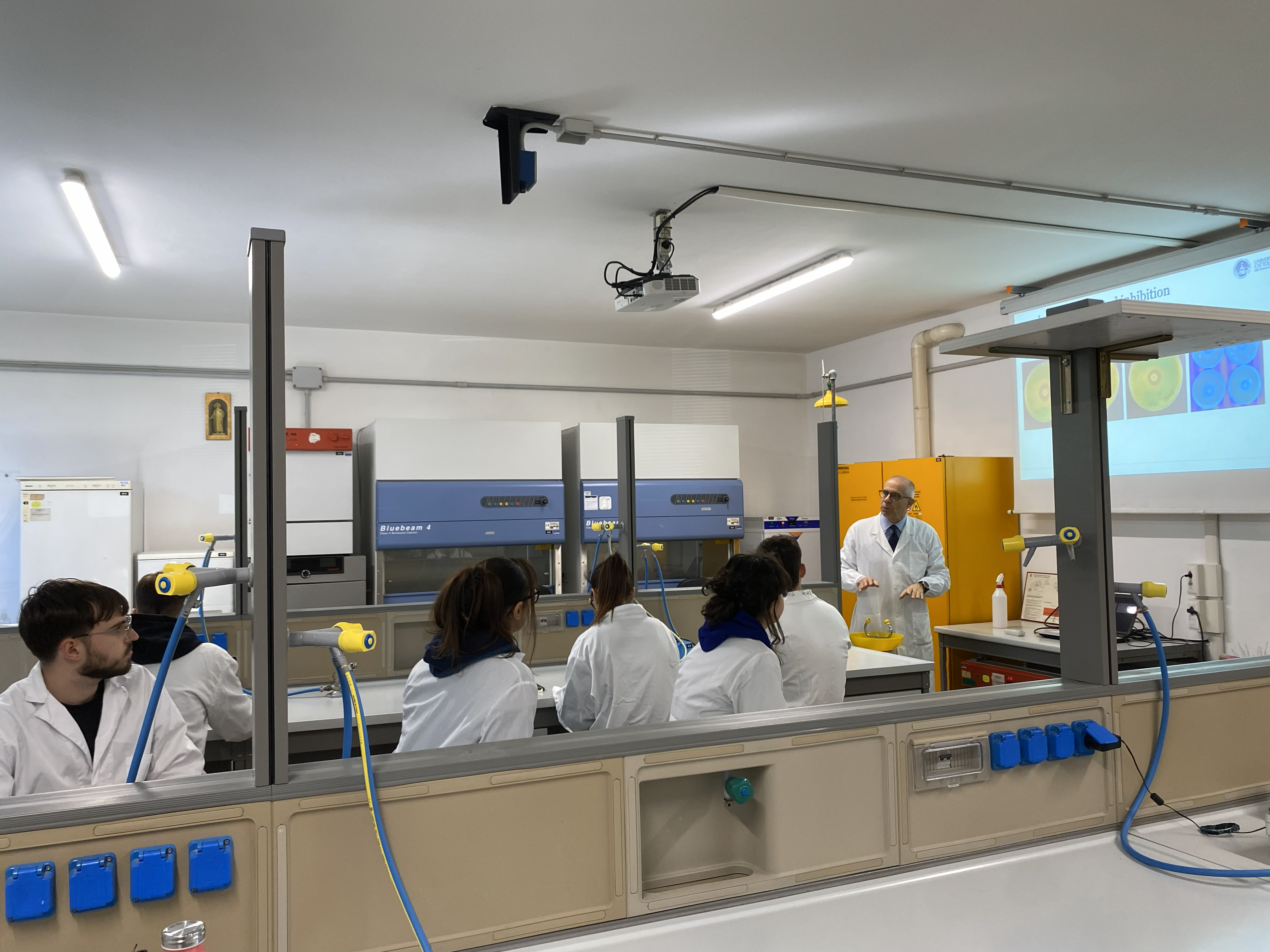 Il prof. Cocconcelli in laboratorio con gli studenti