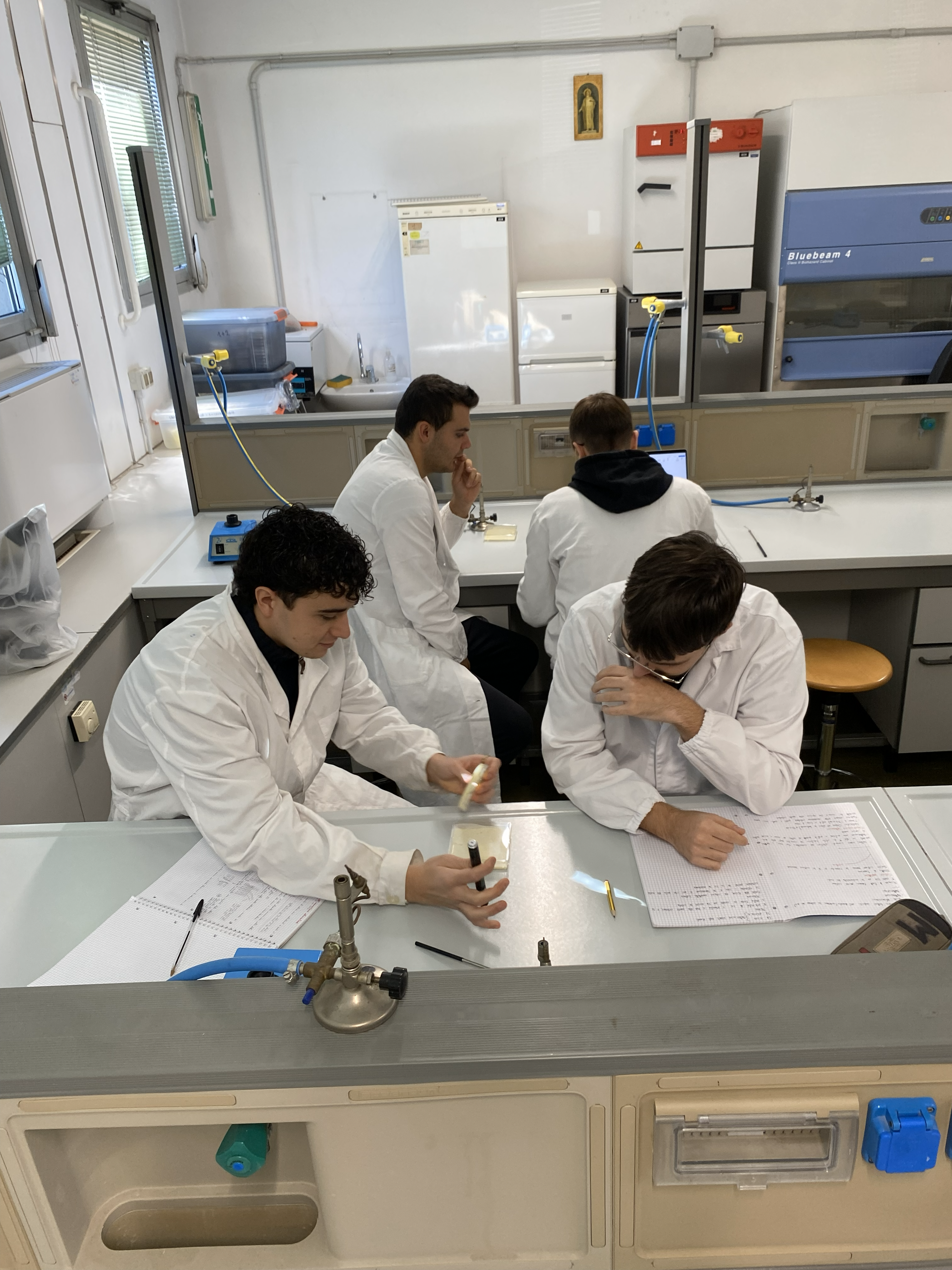 Il prof. Cocconcelli in laboratorio con gli studenti