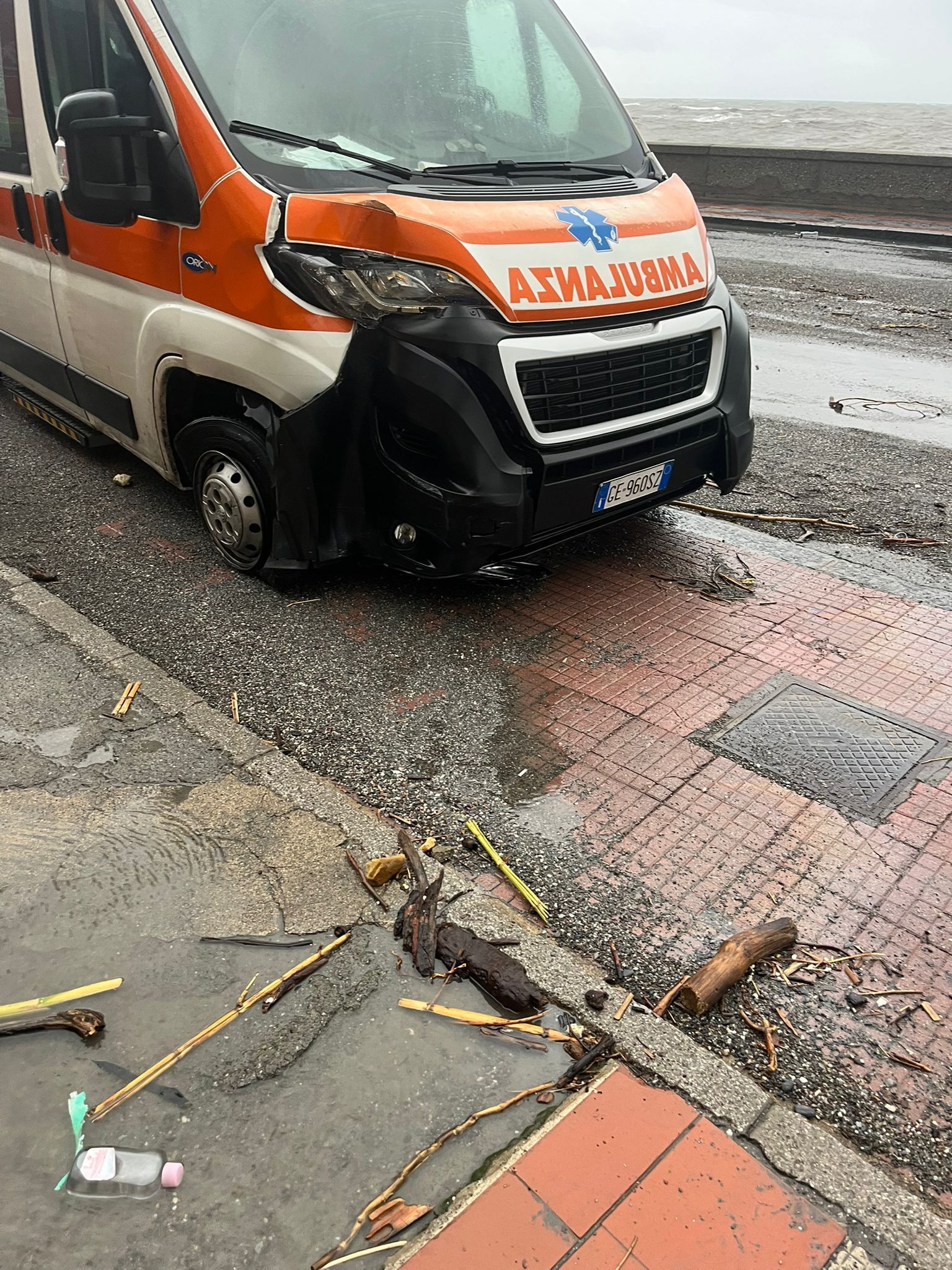 L'ambulanza che ha soccorso l'anziano caduto nel fosso a Santa Teresa