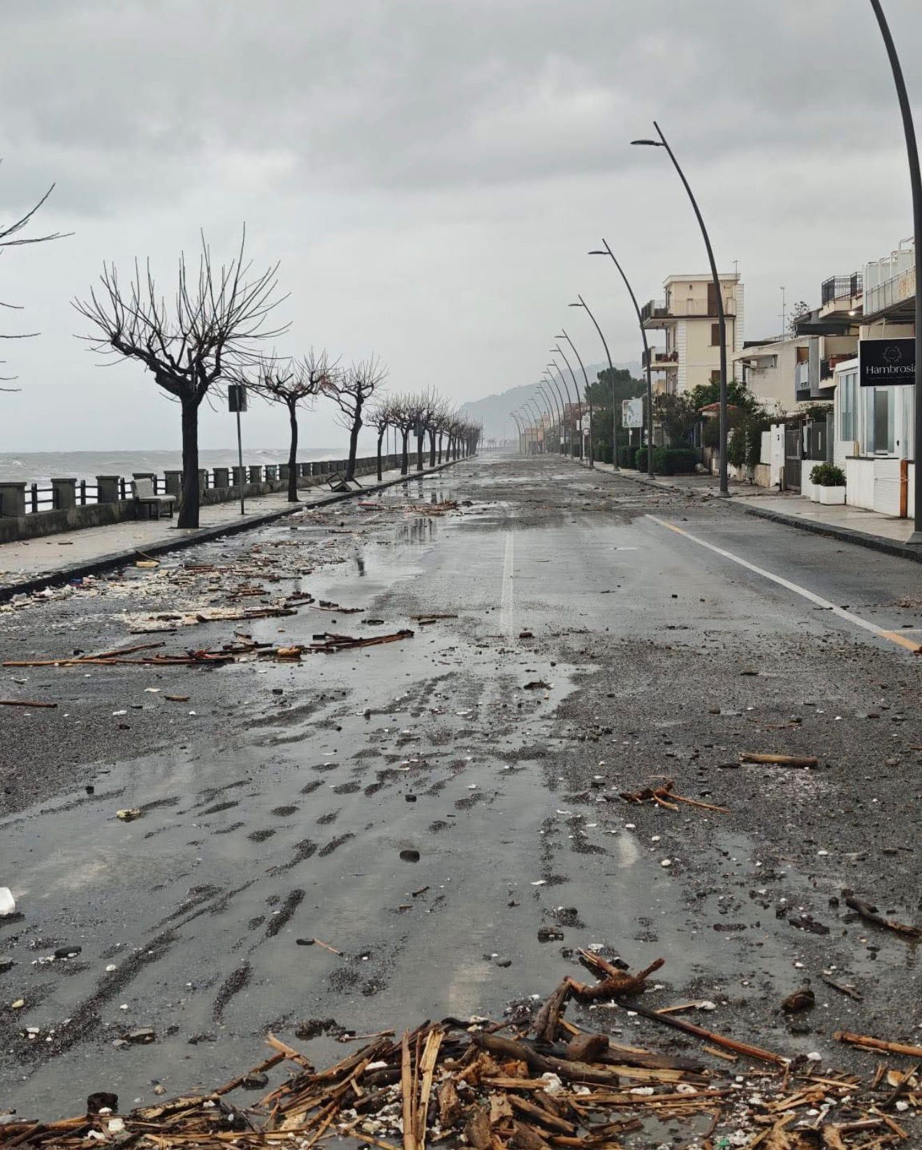 Il lungomare di SantaTeresa (Messina) devastato dalle onde
