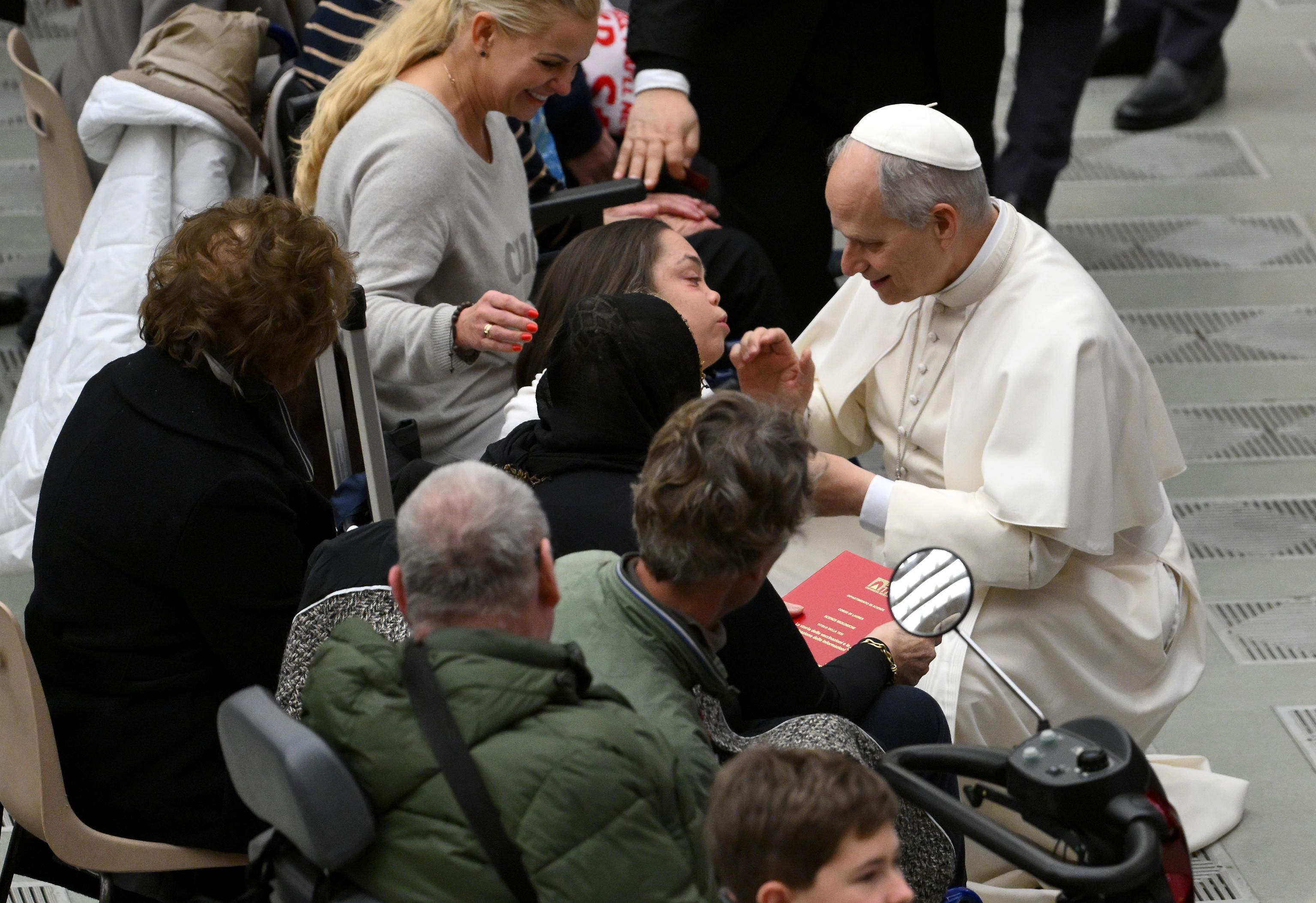 Papa Leone XIV saluta una ragazza con disabilità al termine dell'udienza generale, 21 gennaio 2026 - (ANSA)