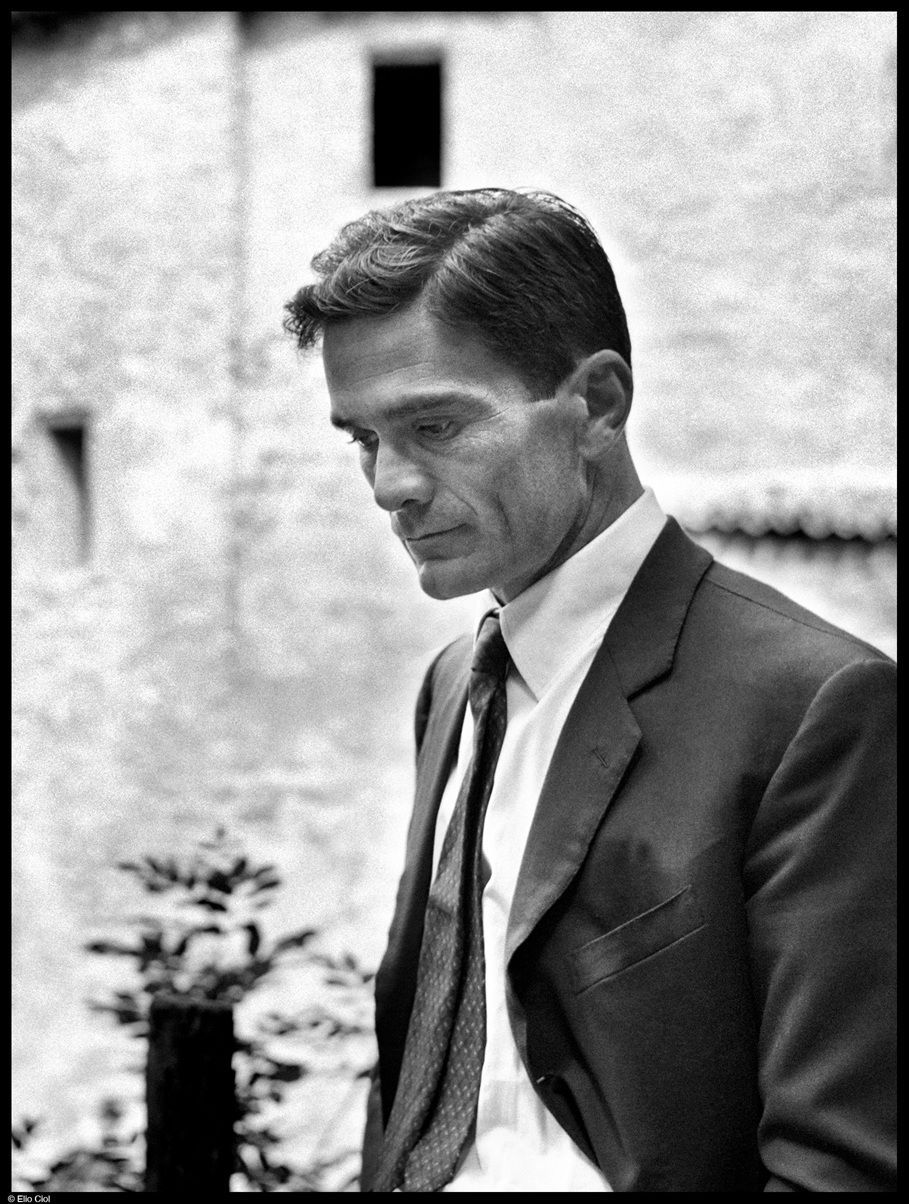Elio Ciol, Pier Paolo Pasolini in occasione dell'annuncio ufficiale del film Il Vangelo secondo Matteo, Assisi, 1963 © Elio Ciol