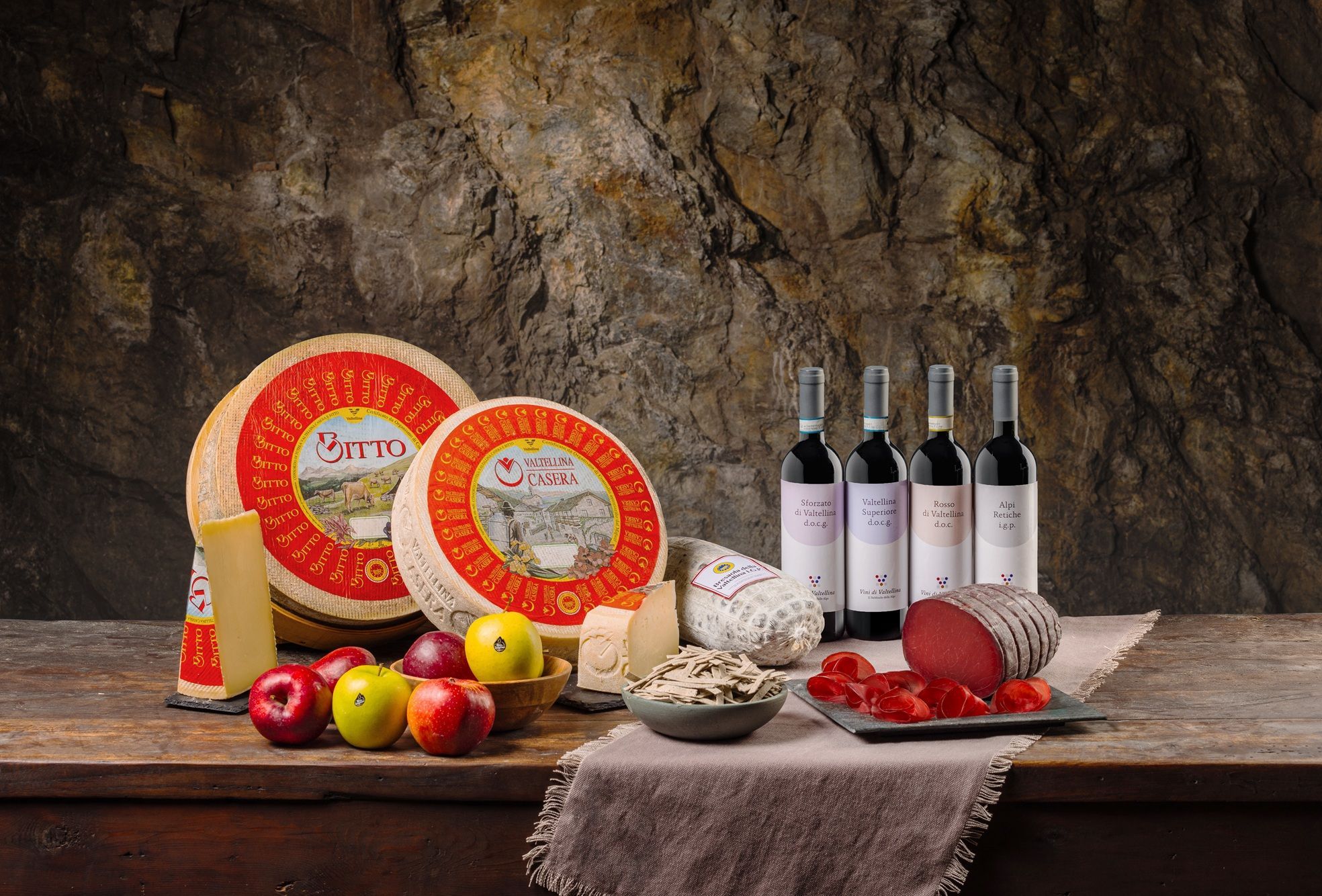 I prodotti tipici della Valtellina, dai formaggi Bitto e Casera alla Bresaola, dalle mele ai vini /Apf Valtellina