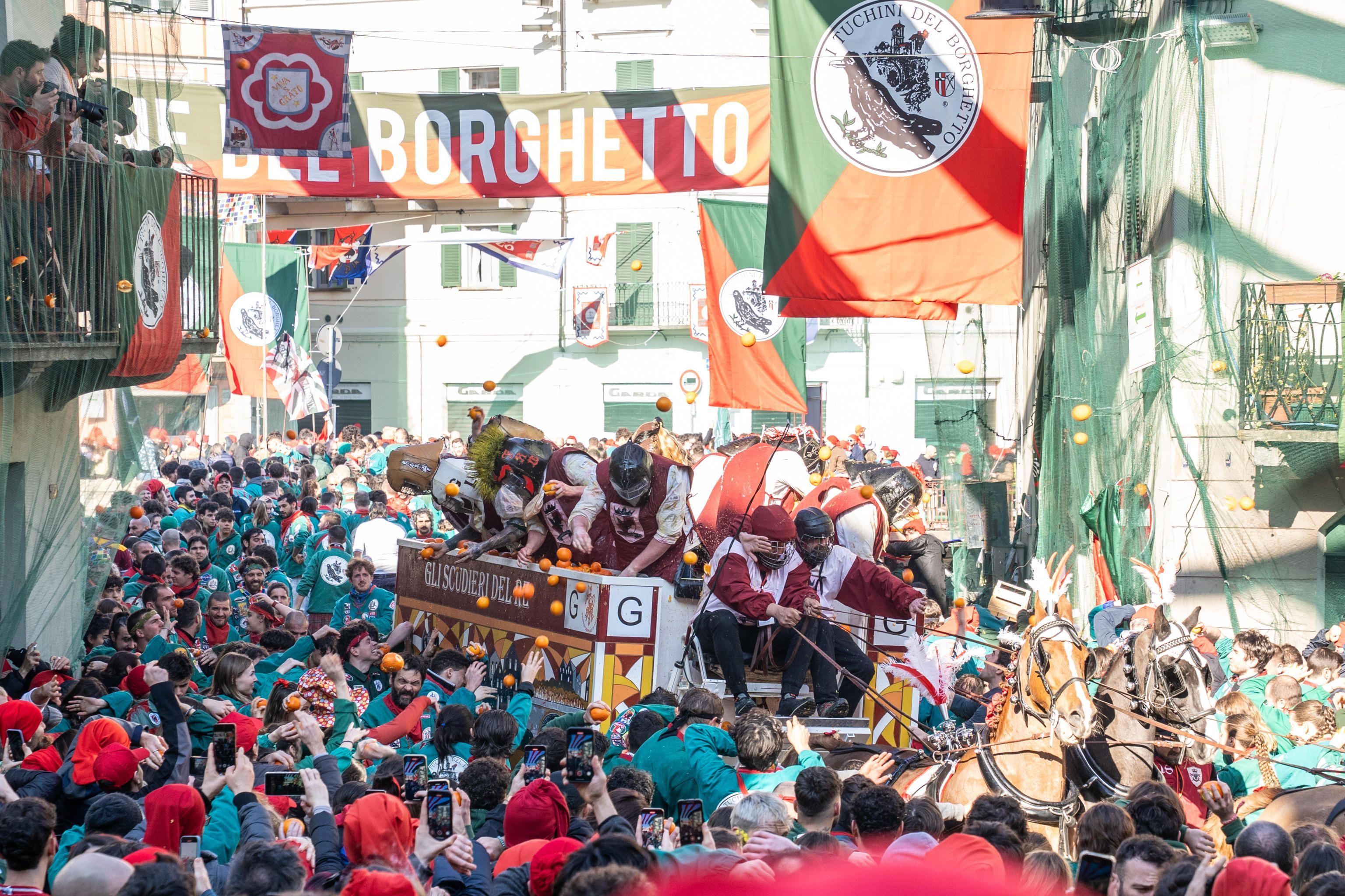 Storico carnevale di Ivrea, in provincia di Torino, la battaglia delle arance, edizione 2025 ANSA/JESSICA PASQUALON