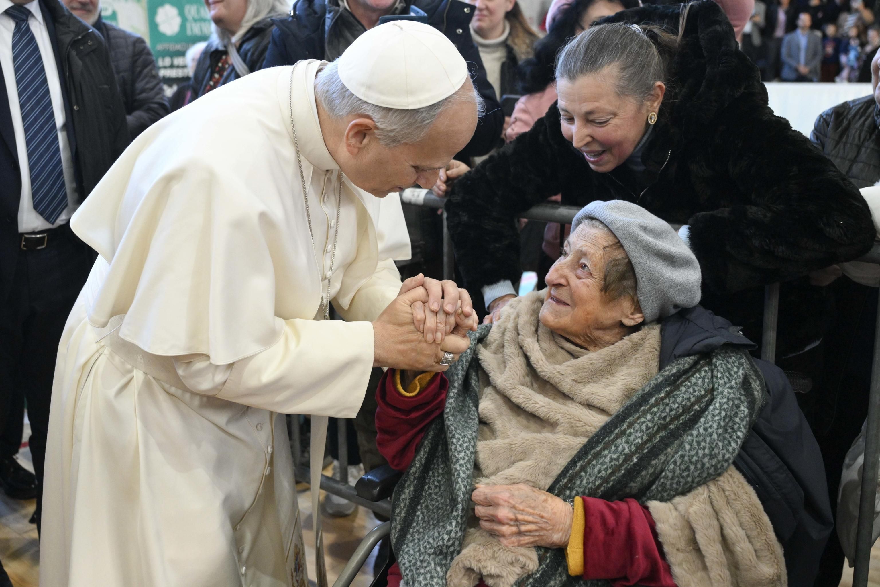 Papa Leone XIV durante la visita pastorale alla parrocchia Santa Maria Regina Pacis a Ostia Lido, 15 febbraio 2026 - (Vatican Media)