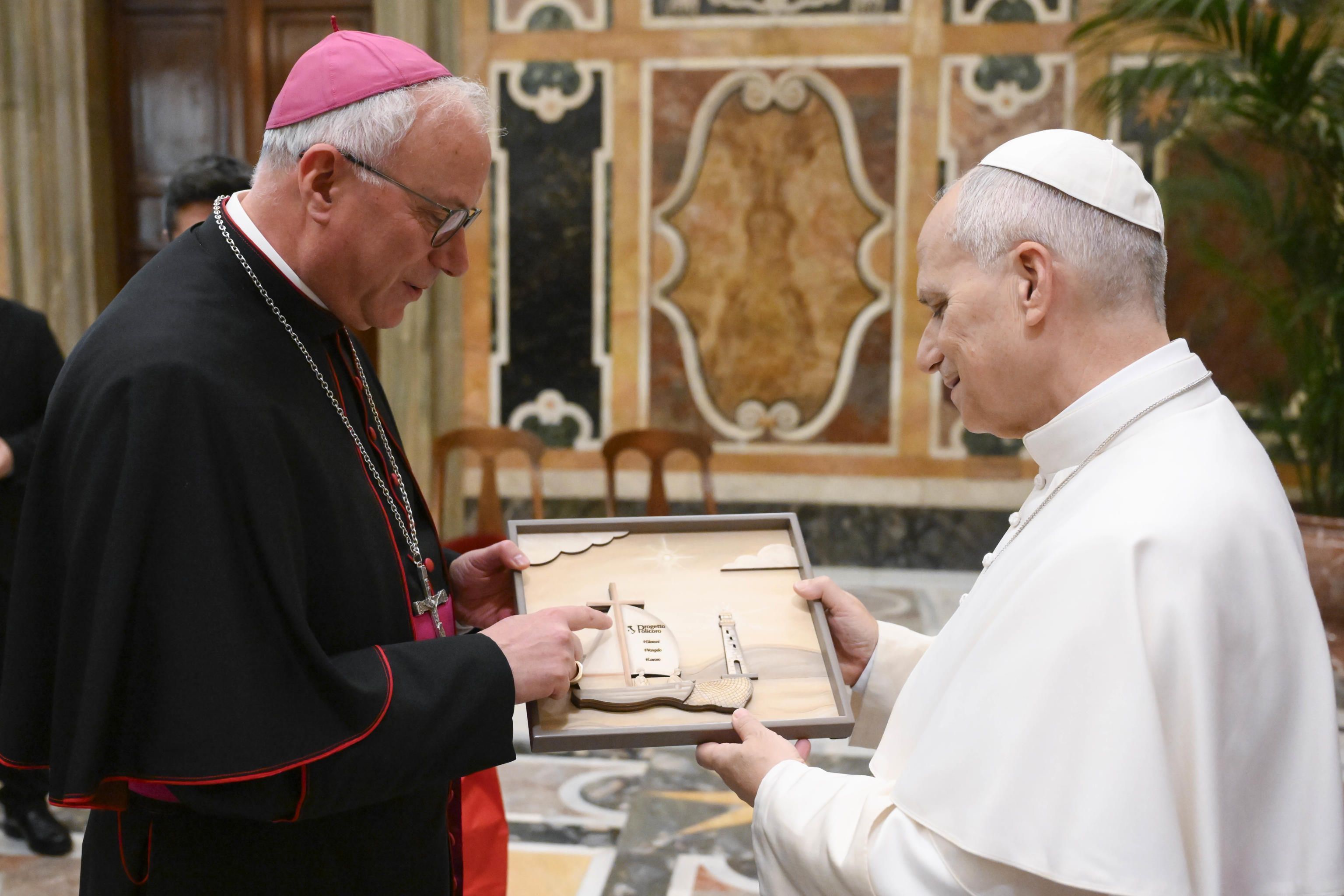 Papa Leone XIV con il segretario generale della Cei, l'arcivescovo di Cagliari Giuseppe Baturi, in occasione dell'udienza ai giovani del Progetto Policoro, 21 febbraio 2026 - (Vatican Media)