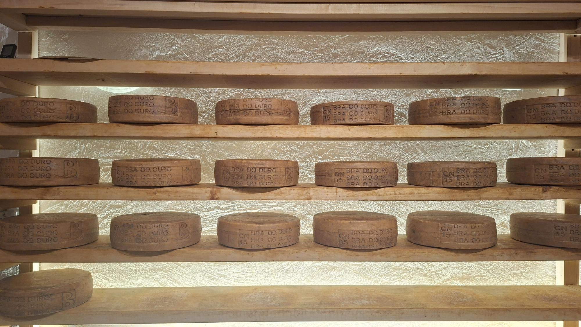 La stagionatura di forme di formaggio Bra da Giolito /G.Matarazzo